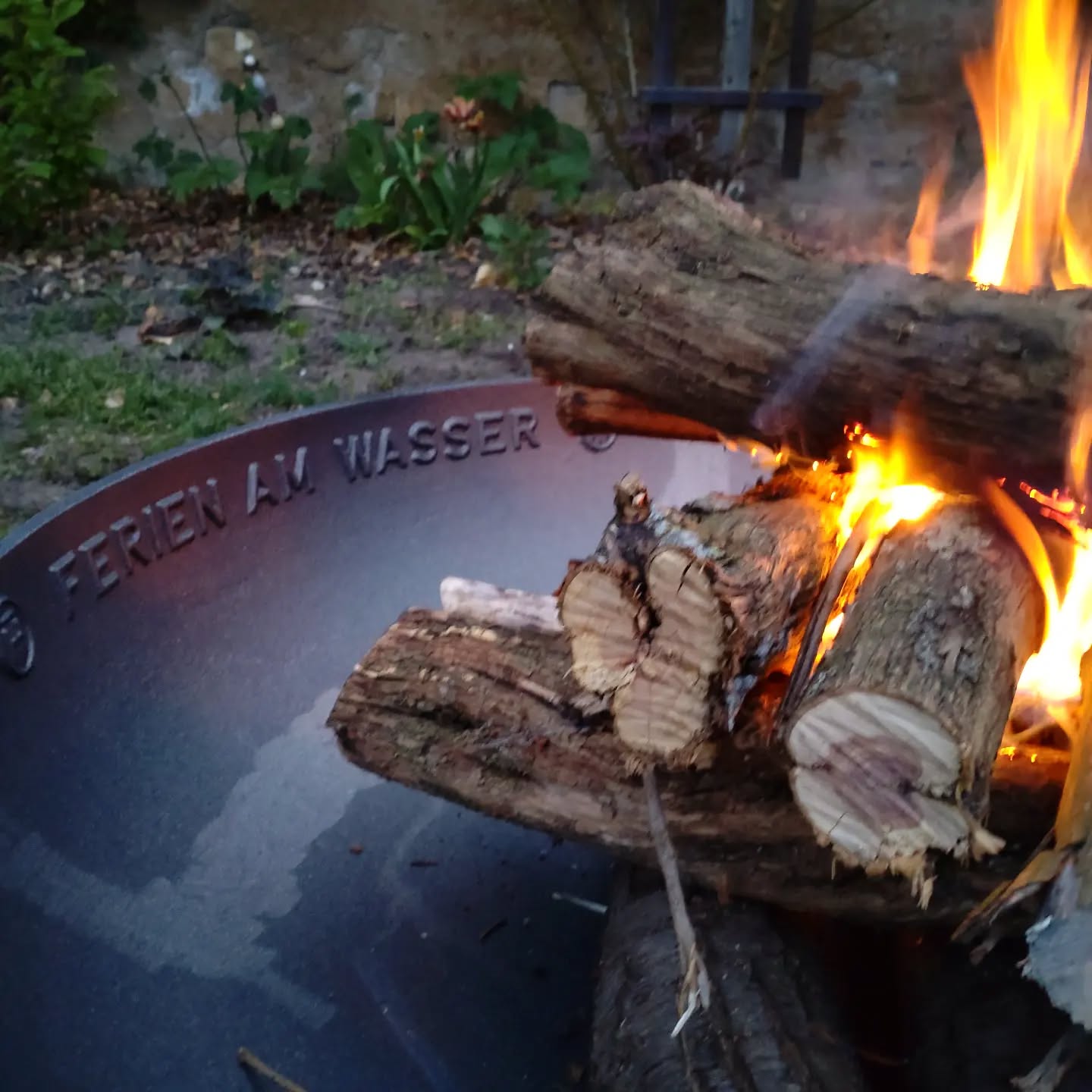 Jetzt haben wir auch eine Feuerschale. Vielen Dank für das Einweihungsgeschenk @andreas_brohm, hergestellt in der @dieeisengiesserei Tangerhütte.
#feuerschale #eisengießerei #guss #ferienwohnung #ferienamwasser #geschenk #einweihungsgeschenk #einweihung #jerichow #elbhavelwinkel #altmark #industriekultur #feuer #wasser #jerichowerland #tangerhütte