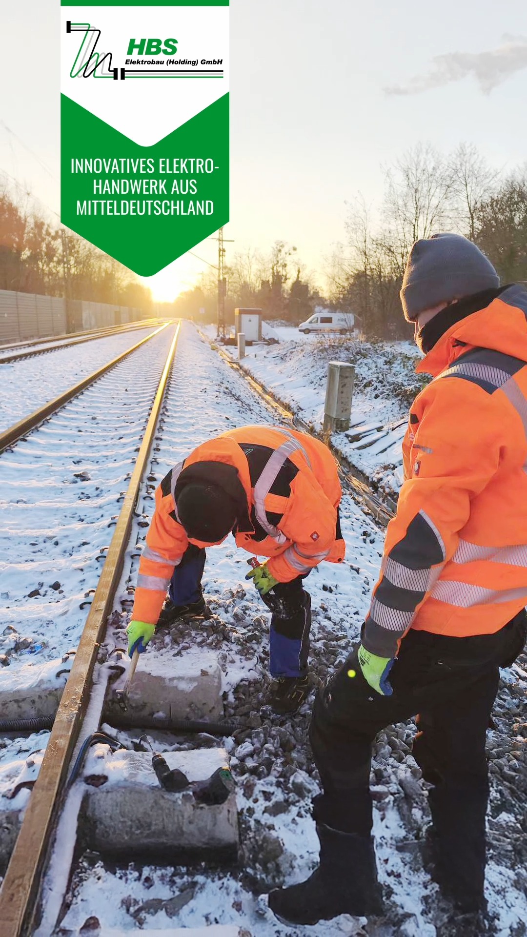 🚄 𝗕𝗮𝗵𝗻𝘁𝗲𝗰𝗵𝗻𝗶𝗸 𝗯𝗲𝗶 -𝟭𝟬 𝗚𝗿𝗮𝗱? 𝗙ü𝗿 𝘂𝗻𝘀 𝗔𝗹𝗹𝘁𝗮𝗴. ❄️💪
𝗛𝗼𝗰𝗵𝗹𝗲𝗶𝘀𝘁𝘂𝗻𝗴𝘀𝗸𝗼𝗿𝗿𝗶𝗱𝗼𝗿 𝗛𝗮𝗺𝗯𝘂𝗿𝗴–𝗕𝗲𝗿𝗹𝗶𝗻 – unser Team ist mittendrin! Trotz Schnee, Eiseskälte und Wintermodus auf den Baustellen läuft alles 𝗺𝗶𝘁 𝘃𝗼𝗹𝗹𝗲𝗿 𝗣𝗼𝘄𝗲𝗿. Das ist echter Einsatz für den Projekterfolg! 🔧⚡
📸 Auf den Bildern: Unser Kollege schließt eine 𝗙ü𝗵𝗹𝗲𝗿𝘀𝘁𝗮𝘁𝗶𝗼𝗻 𝗳ü𝗿 𝗱𝗶𝗲 𝗪𝗲𝗶𝗰𝗵𝗲𝗻𝗵𝗲𝗶𝘇𝘂𝗻𝗴 an – das Herzstück für den automatisierten Betrieb. Sie sammelt Wetterdaten und sorgt dafür, dass die Anlage nur dann heizt, 𝘄𝗲𝗻𝗻 𝗲𝘀 𝘄𝗶𝗿𝗸𝗹𝗶𝗰𝗵 𝗻ö𝘁𝗶𝗴 𝗶𝘀𝘁. Effizient, smart und zuverlässig.
#HBS #TeamHBS #Bahntechnik #Hochleistungskorridor #HamburgBerlin #Weichenheizung #Wintereinsatz #TeamPower #Infrastruktur #Energieeffizienz #EinsatzBeiMinusgraden #Elektrotechnik #BauenMitLeidenschaft #HLK