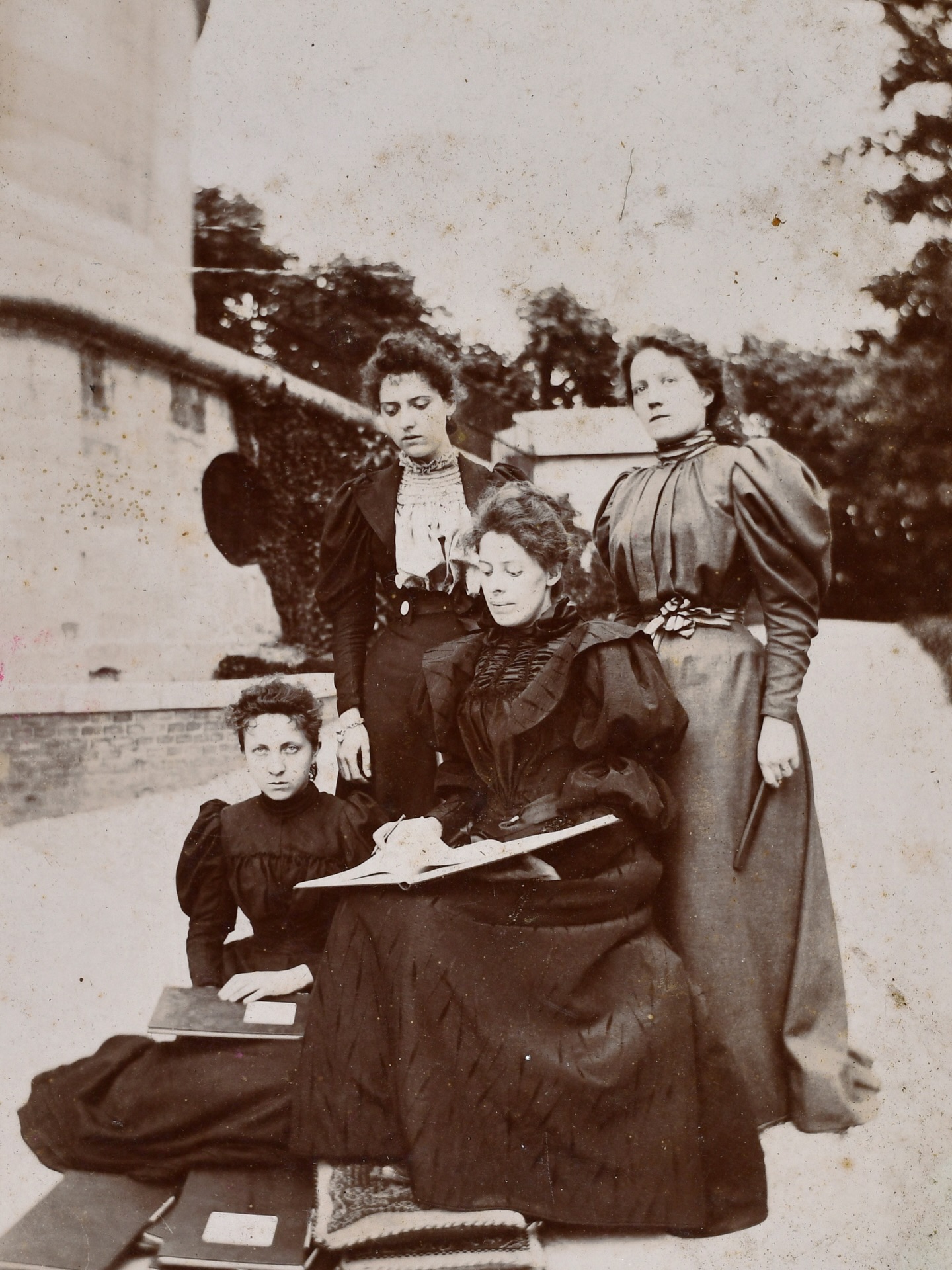 On l’espérait, on le susurrait et voilà que ça arrive !!!
Dorothea Klumpke et Augusta Déjerine-Klumpke font partie des 72 noms de femmes qui rejoindront la tour Eiffel, inscrits en lettres d’or !
Deux héritières de Rosa Bonheur, deux des fabuleuses
sœurs Klumpke.
?Augusta Klumpke Dejerine, première femme neurologue en France, première diplomée de l’internat des hôpitaux de Paris, pionnière de la recherche sur le cerveau.
?Dorothea Klumpke, astronome, première femme à soutenir une thèse de doctorat en sciences mathématiques à la Sorbonne et première à être admise à l’observatoire national de Paris.
Sœurs d’Anna Klumpke, héritière, et biographe de Rosa Bonheur, elles forment une lignée exceptionnelle, où se croisent art, science et émancipation féminine.
Une réparation symbolique, une manière de dire enfin que ces femmes ont compté, qu’elles ont construit notre monde et qu’elles méritent d’y être visibles, en grand, en or!
Dorothea, Augusta génialissimes sœurs Klumpke qui ont toutes vécu au château de Rosa Bonheur où nous conservons une partie des fonds sur leurs travaux et sur leur vie intime.
En attendant de leur consacrer une salle dédiée, leurs portraits, réalisés par Anna Klumpke, sont visibles dans l’orangerie du château de Rosa Bonheur !
Rosa Bonheur les admirait pour leurs brillantes études, pour leur modernité et leur personnalité hors du commun.
? Archives du Château de Rosa Bonheur
#toureiffel #rosabonheur #dorotheaklumpke #augustadejerine #klumpke