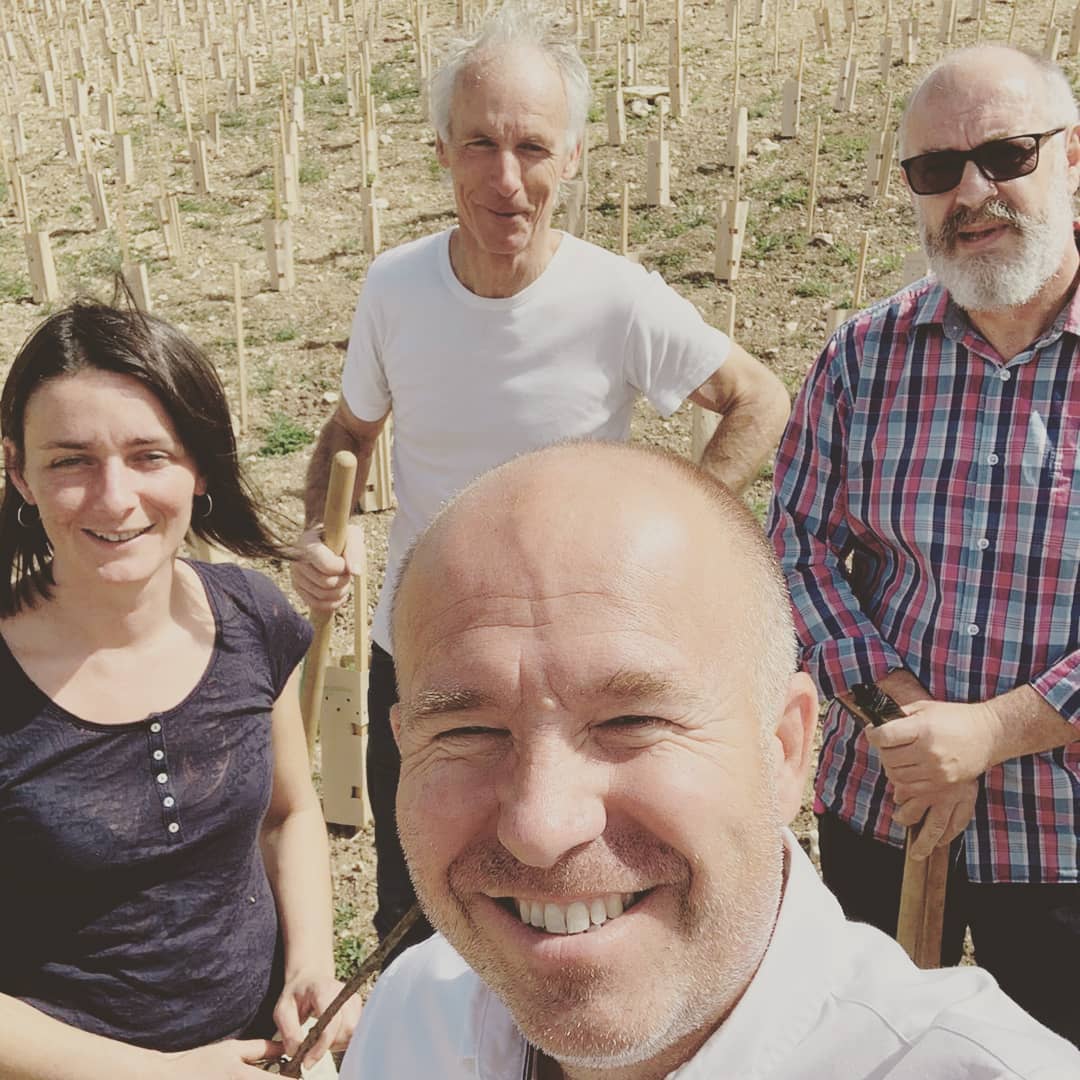 Avec Damien, Étiennette, Vincent et Philippe sur les Coteaux. La visite de ces sommités du Chablis, enchantés par notre terroir, est un vrai bonheur.
Les conseils et les encouragements de la part de ces deux là dont de vraies pépites.
#chablis #nézel
#vignoble #winetime? #wineyard #yvelines #dauvissat