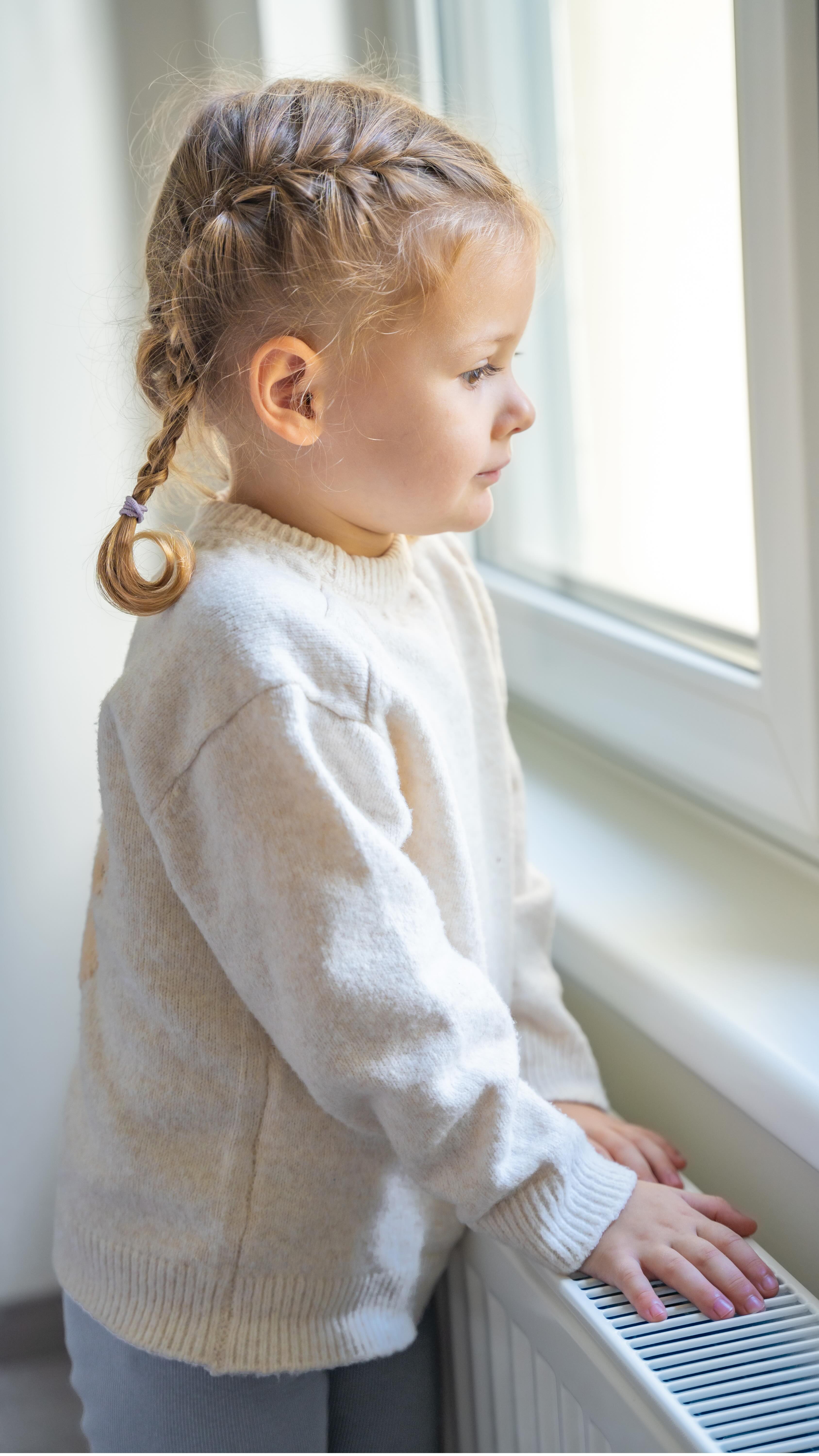 Startseite 49 ❄️🔥 Kalte Luft draußen, trockene Heizungsluft drinnen und plötzlich spannt, juckt oder wird die Haut spröde?
Gerade im Winter muss unsere Haut einiges aushalten:
Temperaturwechsel und trockene Raumluft können die natürliche Hautbarriere stören –
Feuchtigkeit geht verloren, die Haut wird empfindlicher 🤍
Was jetzt helfen kann?
💧 eine angenehme Raumluft
💧 lipidreiche Pflege
💧 sanfte Routinen, die die Haut unterstützen
Im Reel zeigen wir euch erste Tipps
und in unserem Blogartikel könnt ihr noch tiefer ins Thema eintauchen 👉 https://paediprotect.de/blog/trockene-heizungsluft-was-tun/
#paediprotect #haut #hautpflege #winter