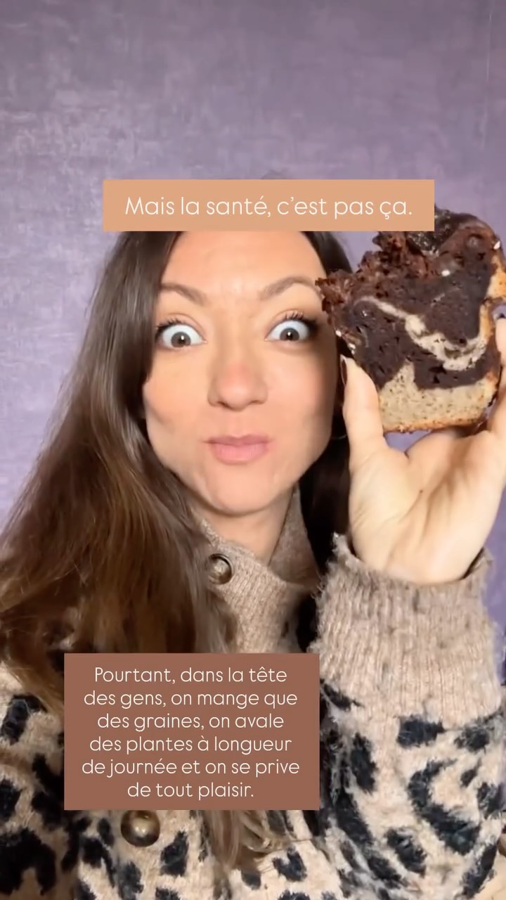 Certes, ce gâteau est sans gluten et sans lactose, comme j’aime manger.
Mais il est surtout plein de chocolat, fondant et réconfortant. Et parfois, c’est exactement ce dont ton corps, et ton système nerveux, ont besoin.
Parce que la santé, ce n’est pas une diète stricte à suivre coûte que coûte. C’est une régulation fine entre notre métabolisme, notre système hormonal et notre système nerveux.
Et ces trois-là ont besoin… d’équilibre.
Quand tu te fais plaisir, que tu lâches un peu le contrôle, ton corps active son système parasympathique, celui de la détente, de la digestion, de la réparation.
Il baisse ton taux de cortisol, fait remonter ta sérotonine (hormone du bien-être et de la stabilité émotionnelle), et soutient même la production de tryptophane, un acide aminé précurseur de cette même sérotonine.
Résultat : tu digères mieux, tu dors mieux, tu es en joie.
Ton microbiote aussi en profite, car il est étroitement lié à ton humeur et à ta régulation nerveuse.
À l’inverse, se priver en permanence, culpabiliser au moindre écart, ou manger dans le stress maintient ton corps en mode “sympathique”, celui de la fuite, de la tension et de l’inflammation chronique.
Et dans cet état, même le meilleur repas du monde sera mal assimilé.
Alors oui, bien manger, c’est essentiel.
Mais sur le long terme, la vraie santé, c’est aussi savoir écouter ses besoins, se détendre, partager un bon repas, rire et laisser le corps souffler.
Tu en penses quoi ?
#naturopathie #stress #hygienedevie #gourmandises #chocolat #micronutrition #dietetique #sansgluten #sanslactose #acne #microbiote