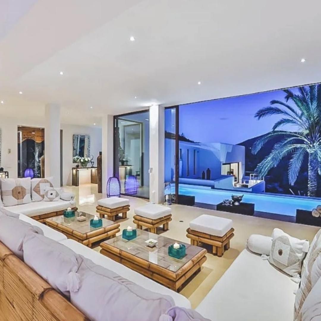 Meanwhile in Villa Paula.
.
.
#christmas #luxuryvillasvillas #winterseason #ancestral #ibizalovers #ibizarituals #calm #bath #worldofinteriors #luxuryinteriors #luxuryhomes #luxuryvillas #decorinspirations #interiordecorating #luxuryinteriordesign #interiorarchitecture #bathdecor #vogueliving #architecturaldigest #interiorstyle #interiorstyling
