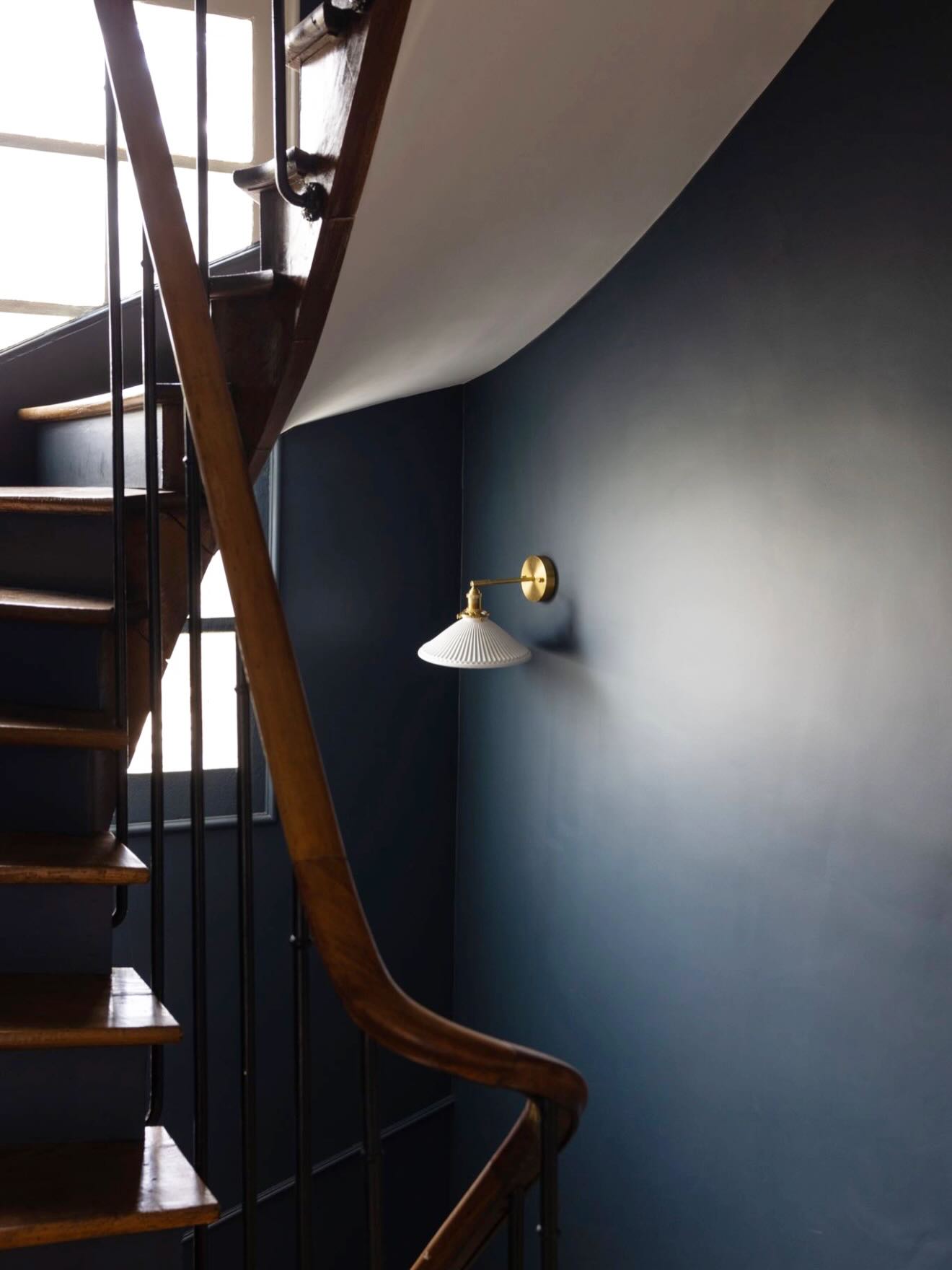 Un escalier, ce n’est pas juste un passage — c’est un vrai décor.
Jeu de matières, lumière, couleurs, garde-corps… tout compte.
Bien travaillé, il devient un point fort de la maison, presque une signature. ✨
#architectureinterieure #interiordesign #renovation #deco #escalier