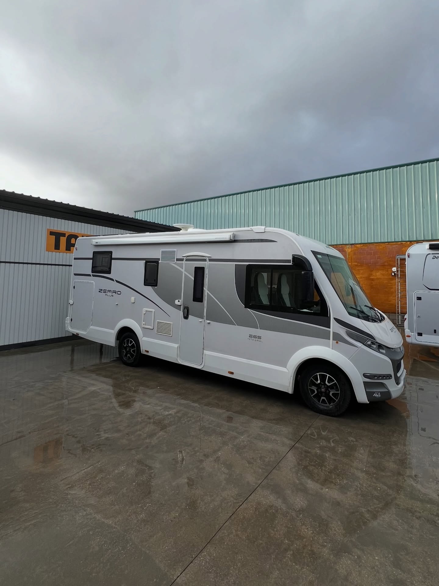 ?☀️ Instalación eléctrica completa en autocaravana ?⚡
En VG CARAVANING seguimos transformando autocaravanas en espacios 100 % autónomos y eficientes.
En este proyecto hemos realizado una instalación eléctrica premium, pensada para ofrecer máxima independencia energética y total control del consumo.
? El sistema instalado incluye:
✅ 750 W en placas solares, para aprovechar al máximo cada hora de sol
✅ Regulador solar MPPT 150/60, optimizando el rendimiento de las placas
✅ Orion TR-Smart 12/12-30, carga eficiente desde el alternador
✅ SmartShunt 300 A, monitorización precisa del sistema
✅ Batería de litio de 300 Ah, energía fiable, ligera y duradera
El resultado:
⚡ Más autonomía
? Control total desde el móvil
?️ Libertad para viajar sin depender de enchufes
Si estás pensando en mejorar la instalación eléctrica de tu autocaravana, hablamos cuando quieras ?
⸻
#VGCaravaning #Autocaravana #CamperLife #victronenergy #energíasolar