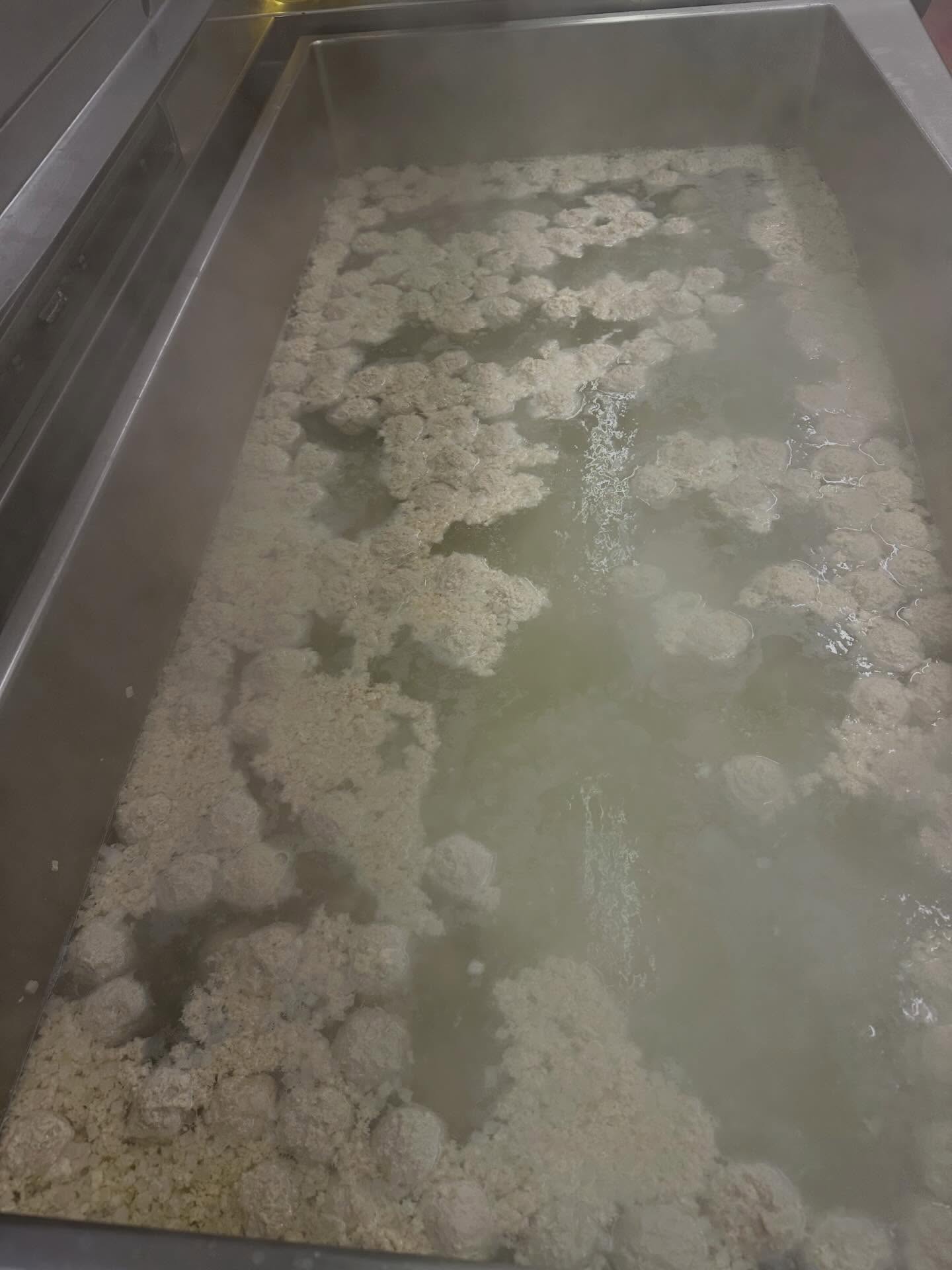 Der beste Platz heute Morgen ist in unserer Küche! Hier werden fleißig Königsberger Klopse vorbereitet! #wegenershof #hofkueche #koenigsbergerklopse