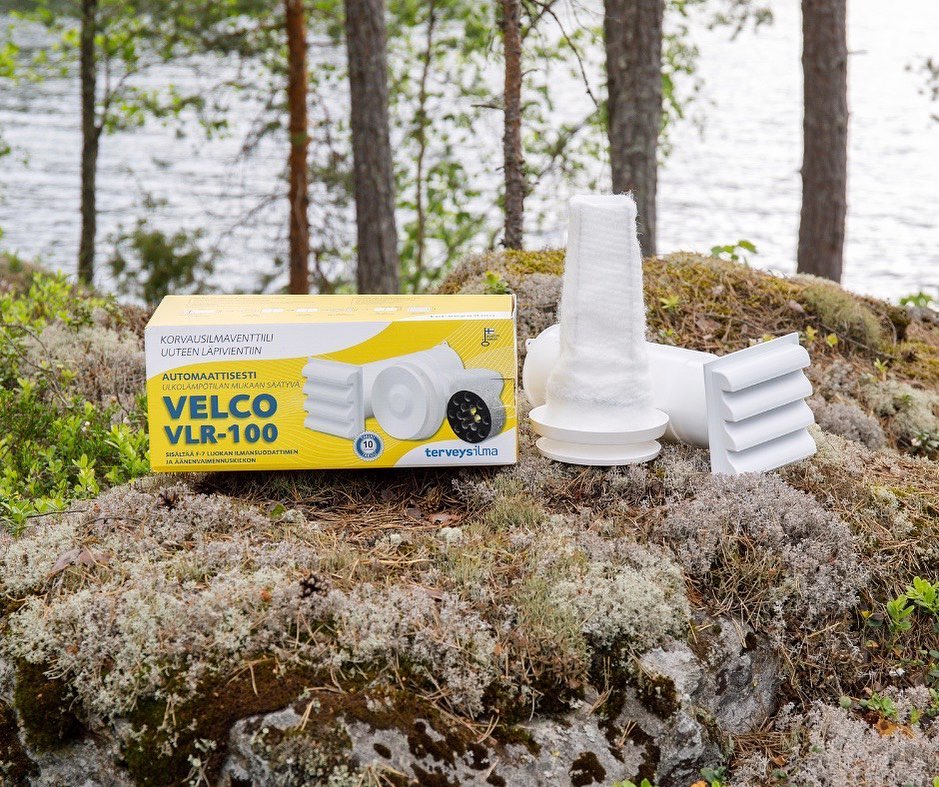 Kaipaatko kotiin tai mökille raikkaampaa sisäilmaa? Velco VLR-100 on uuteen seinäläpivientiin asennettava, automaattisesti ulkolämpötilan mukaan säätyvä korvausilmaventtiiliratkaisu, joka tuo raitista ilmaa sisätiloihin hallitusti ja tehokkaasti suodatettuna. Korvausilmaventtiilin toimintavarma vahatermostaatti säätää sen avausta ulkolämpötilan mukaan +10°C ja -5°C välillä torjuen vetoa ja parantaen ilmanvaihdon energiatehokkuutta.
✔️ Helppo asentaa! Ei vaadi sähkökytkentöjä. Asennusreiän suositeltu halkaisija Ø105 mm.
✔️ Mukana testatusti markkinoiden tehokkain korvausilmasuodatin. Suodattaa VTT:n tutkimusten mukaan siitepölyn sataprosenttisesti sekä torjuu merkittävän osan terveydelle haitallisista pienhiukkasista.
✔️ Sisältää äänenvaimennuskiekon, jota voidaan käyttää hiljentämään sisään kantautuvaa melua.
✔️ Sopii myös ohueen seinärakenteeseen.
✔️ 10 vuoden venttiilitakuu.