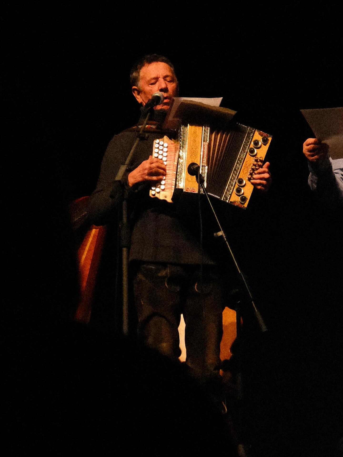 🔥 Was ein unglaublicher Abend. Wie Campino schon sagte: „Polt ist der König des Punk“. Und der König der Humoristik. Im Zusammenspiel mit den Well-Brüdern aus‘m Biermoos ein unschlagbares Quartett. Es war uns eine Ehre diese Legenden gestern Abend veranstalten zu dürfen. Danke für ein ausverkauftes Haus! 🔥
Beautiful pics by @livingnickslife 🙏🏻
#noisehausen #gerhardpolt #wellbrüder #schrobenhausen