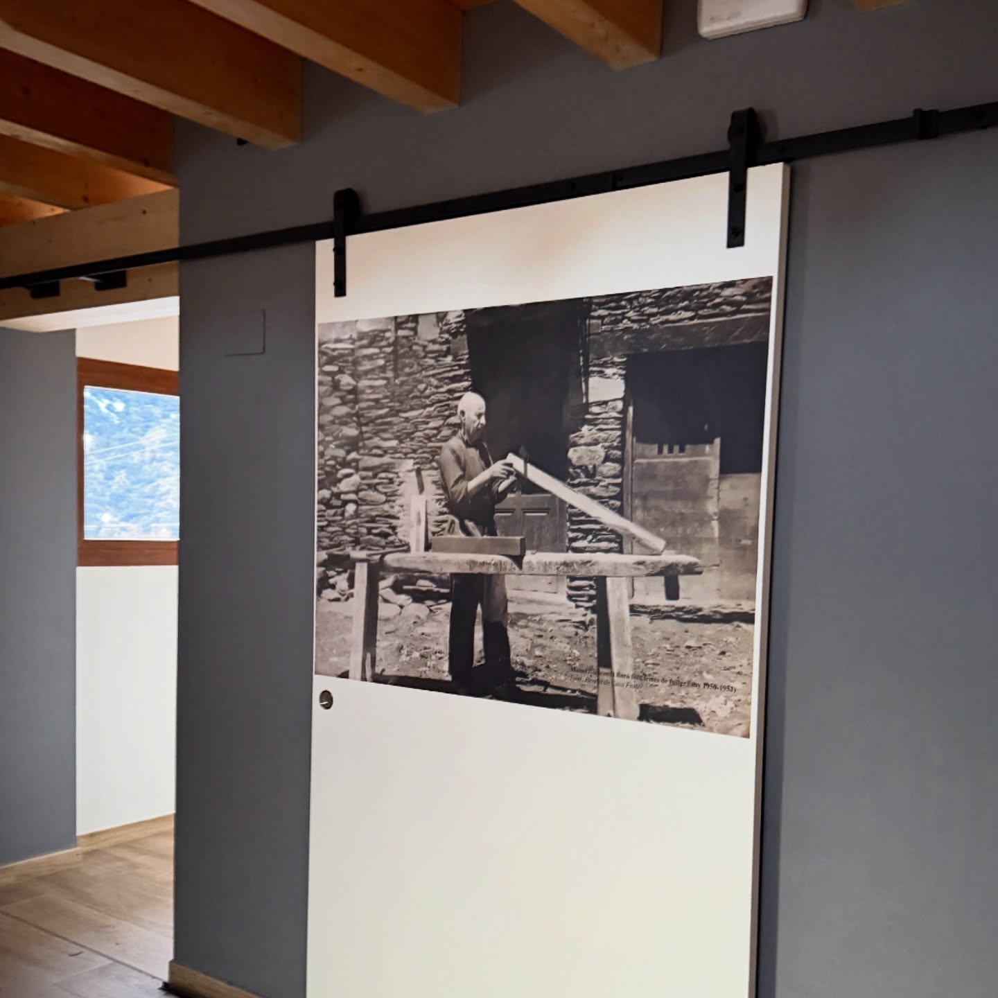 Sabies que, a principis del segle XX, la retolació era una professió artística de primer nivell?
??? Un retolista no només pintava lletres, interpretava una marca abans que la paraula branding existís!
Cada rètol era únic, pinzell en mà i amb anys d’ofici al darrere.
Invertir en comunicació no era opcional, un bon rètol volia dir prestigi!
I sí, era una inversió important! ?
?️ Us faig una cronologia:
Abans dels anys 70
- Retolació 100% a mà
- Pinzell i esmalt sintètic
- Oficis: retolador, pintor de rètols, lettering artesanal
? Era art pur… però lent i car
Anys 70 – primers 80
- Apareixen vinils adhesius industrials
- Les lletres encara es retallen a mà, cúter i paciència!
? Moment híbrid: tecnologia nova, processos antics.
Mitjans / finals dels 80
- Arriben els primers plotters de tall, la marca Roland ho peta!
- Tipografies exactes
- Repetibilitat
- Producció en sèrie!
Finals dels 90 – anys 2000
- Explosió dels plotters d’impressió gran format
- Entra el color, la foto, el degradat!