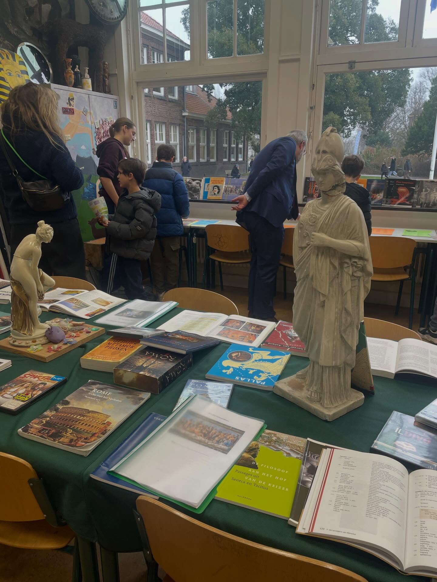 De Open Dag van het Kennemer Lyceum was weer een groot succes! Bedankt iedereen voor jullie komst, en hopelijk ben je weer een stapje dichterbij het maken van je middelbare schoolkeuze.
