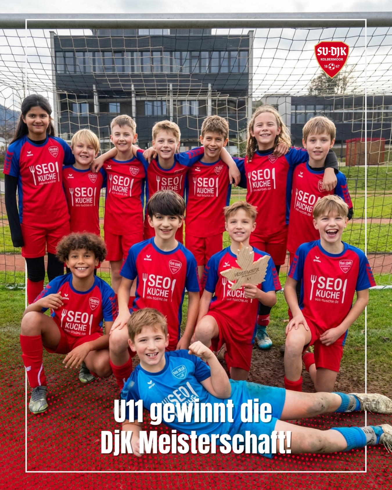 U11 setzt Siegesserie fort:
Was für eine Leistung: Die U11 des SV DJK Kolbermoor setzt ihre Siegesserie eindrucksvoll fort! ?
Nach einer ungeschlagenen Hinrunde und dem Herbstmeistertitel ging es nahtlos in die Hallensaison. Beim U12-Mangfallcup im Dezember 2025 in der Pauline-Thoma-Halle setzte man sich gegen ein Jahr ältere Gegner durch und sicherte sich verdient den Turniersieg. Auch beim Duschl Cup Anfang Januar 2026 in der Pauline-Thoma-Halle holten sich die Nachwuchskicker den ersten Platz beim Heimturnier. Zusätzlich wurde eine Spielerin des Teams von allen Trainern zur besten Spielerin des Turniers gewählt.
Beim Rotter Hallencup durfte ebenfalls über Platz eins gejubelt werden. ??
In Heufeld stand schließlich die DJK-Meisterschaft der U11 mit acht Mannschaften aus der Region bis ins südliche München an. Als Titelverteidiger aus dem Vorjahr gingen die Kids selbstbewusst aufs Parkett – und wurden ihrer Rolle erneut gerecht. Zum wiederholten Mal dürfen sie sich nun Deutsche-Jugendkraft-Sportverband-Meister nennen! ?
#svdjkkolbermoor #unsschreibtmangemeinsam #u11 #djkmeisterschaft #turniersieg