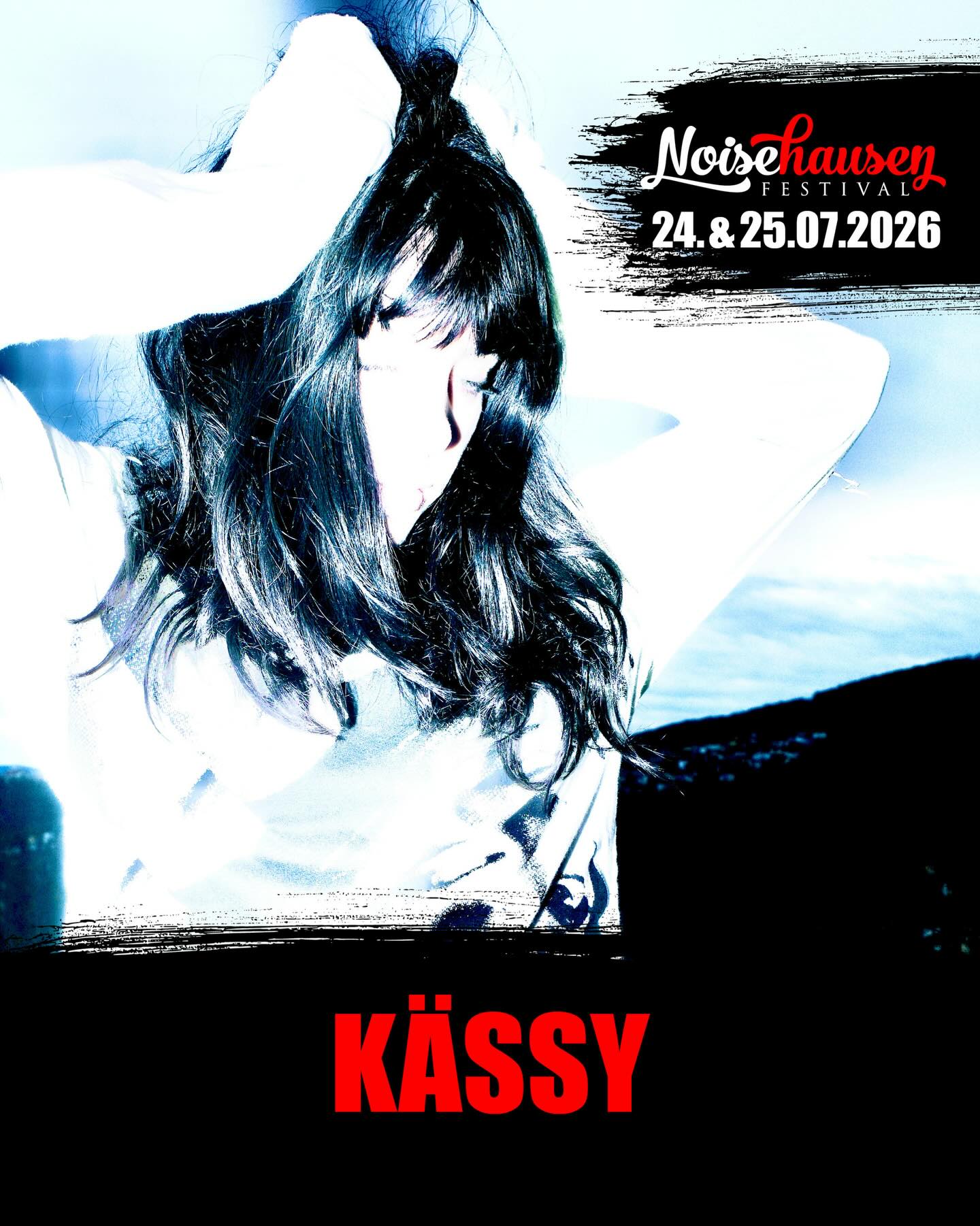 🔥 Katrin Paucz hat bereits in der Vergangenheit in der Live-Band von Oehl und Bilderbuch gespielt und ist Teil des Indie-Hip-Hop-Projekts Sharktank. Solo macht die Wienerin unter dem Namen Kässy Musik, die sich selbst als „Glitch Pop“ irgendwo zwischen Nirvanas Grunge-Erbe und dem glitzernden Futurismus von Hyperpop-Begründer A.G. Cook einordnet. Welcome to Noisehausen Festival 2026, @iamkaessy 🙌🏻🔥
Save your tickets. Links in bio.
#noisehausen #noisehausenfestival #noisehausen2026 #kässy #festival