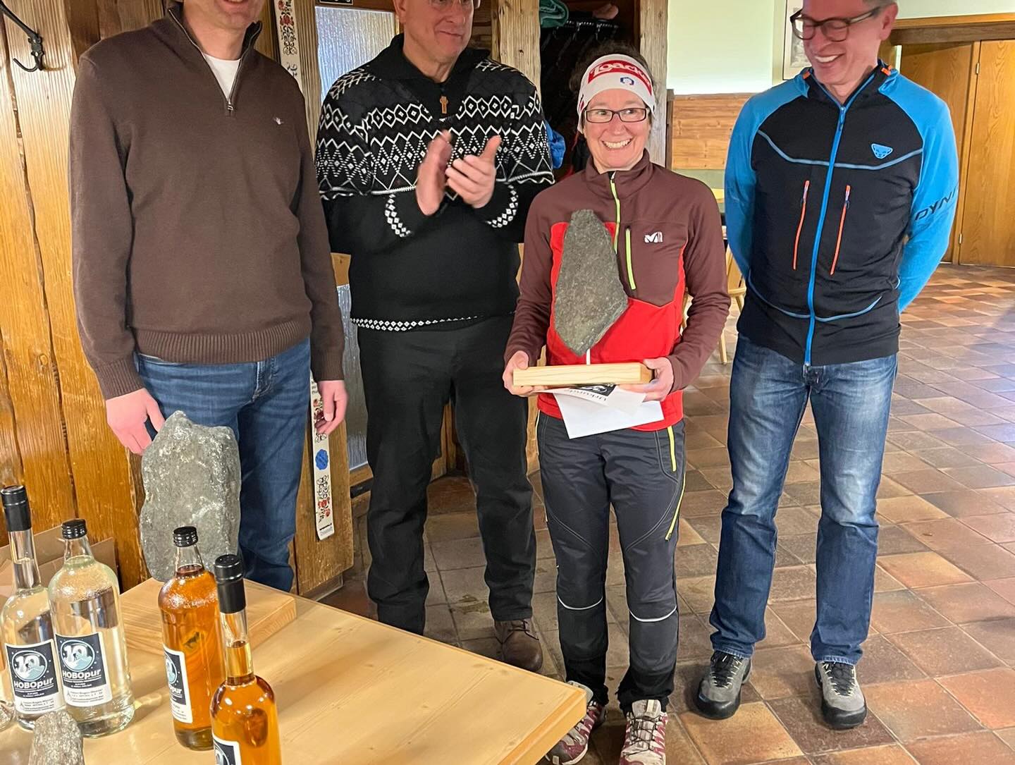 Herzlichen Glückwunsch an unsere HOBOpur-Teilnehmer Susi Z. , Lena und Jürgen, Mich Zankl, Helga und Helmut, für die Klasse Leisungen bzw. den vielen Höhenmetern bei dem familiären und klasse organisierten Skitourenrennen. @hobopur
@susi_z_88 Susi hat das zum 3. mal hintereinander bei den Damen gewonnen (23 Aufstiege a 400 hm) und durfte den Wanderpokal behalten 🤩 Es gab bei den Damen einige Zweitplatzierte mit 10 Aufstiegen, also 4000 hm, und da war Helga auch dabei 🥳 … also noch ein Podestplatz 😎 A Schinderei mit viel Spaßfaktor….so soll’s sein 😎🥳