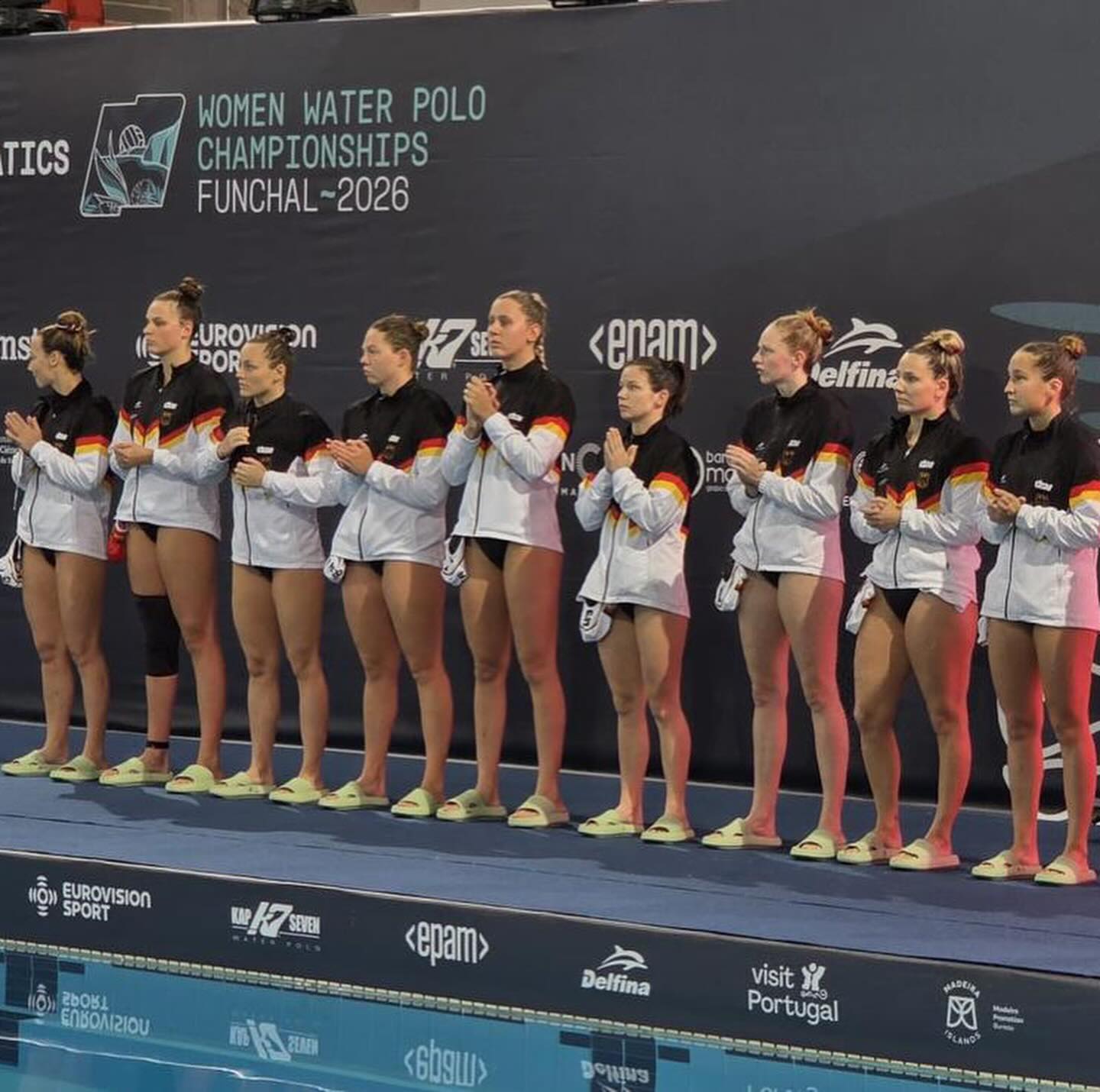 Wasserball-EM mit niedersächsischer Beteiligung🇩🇪
Internationale Bühne für das deutsche Frauen-Wasserballteam: Bei den Europameisterschaften im portugiesischen Funchal war auch Niedersachsen vertreten. Emma Seehafer, Athletin des LSN und derzeit Studentin in den USA, gehörte zum Aufgebot der Nationalmannschaft. Kurzfristig rückte sie ins Team nach, da sich eine Spielerin auf der Centerverteidiger-Position verletzte. Für das Turnier wurde Emma von ihrer Universität freigestellt und unterstützte die Mannschaft vor allem in den ersten Gruppenpielen der internationalen Titelkämpfe.🤽🏼♀️
Nach Siegen gegen die Slowakei und Serbien, setzten sich die DSV-Frauen auch im entscheidenden Platzierungsspiel gegen Gastgeber Portugal durch. Damit erreichte die Mannschaft Rang 11 und somit die gleiche Platzierung wie bereits bei den Europameisterschaften vor zwei Jahren.👏🏻
Mit am Beckenrand stand zudem Karsten Seehafer, niedersächsischer Trainer, der das Team während des Turniers betreute.
Wir freuen uns über die niedersächsische Beteiligung und gratulieren dem gesamten deutschen Team! 🩵
#lsn #landesschwimmverbandniedersachsen #niedersachen #wasserball #europameisterschaften