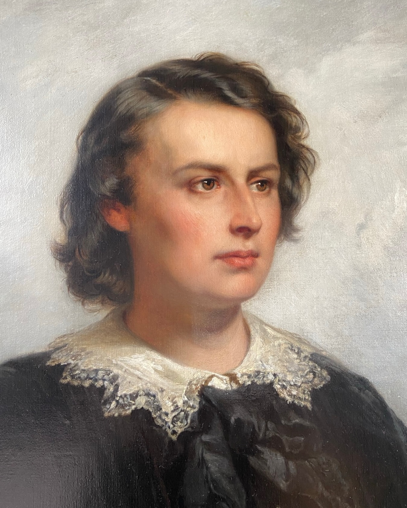 Rosa Bonheur, c’est une artiste qui, au XIXe siècle, vit de son art dès ses 14 ans, grâce à son travail de copiste au musée du Louvre. Elle sera indépendante grâce à son travail jusqu’à son décès à l’âge de 77 ans.
C’est aussi une artiste qui expose au Salon de Paris, la plus grande et prestigieuse exposition publique de la capitale. Ses œuvres sont acceptées par le jury dès ses 19 ans, et elle y présentera ses tableaux chaque année, jusqu’à ses 26 ans où elle décroche la médaille d’or !
Rosa Bonheur, c’est une artiste qui peint un tableau de 5 mètres de long, et qu’elle vendra ensuite si cher, qu’elle s’achète un château grâce au fruit de cette vente.
Elle devient ainsi l’une des premières femmes du XIXe siècle à pouvoir s’offrir un bien immobilier de cette envergure grâce au seul fruit de son travail.
Elle devient la première femme artiste à recevoir la médaille de Chevalier de la Légion d’honneur en 1865, puis la première femme Officière de la Légion d’honneur en 1894.
Rosa Bonheur, c’est une artiste qui est aussi une propriétaire d’animaux. Elle nourrit et étudie des chevaux, des isards, des mouflons, mais aussi des lions qu’elle apprivoise comme des gros chats.
Elle porte le pantalon en demandant la permission à la préfecture de police pour arpenter foires au bestiaux, abattoirs, et pour travailler plus confortablement dans son atelier, mais aussi pour monter son cheval à califourchon.
C’est aussi une femme qui n’hésite pas à tirer sur les prussiens en 1870, lorsque Fontainebleau est occupée.
Rosa Bonheur, c’est une artiste indépendante, qui consacre sa vie à l’art, et se considère même comme une vestale de l’art.
Rosa Bonheur, figure emblématique du XIXe siècle, est aussi sculptrice, photographe, philosophe, lectrice, amatrice d’opéra, voyageuse, et tellement plus encore !
Et vous, comment vous voyez Rosa ? Qu’est-ce qui vous marque le plus ?
?️ Portrait de Rosa Bonheur et de son taurillon, par Edouard Dubufe et Rosa Bonheur, 1857, collection particulière. Détail.
#rosabonheur #femmeartiste #chateaurosabonheur #heroine #artiste