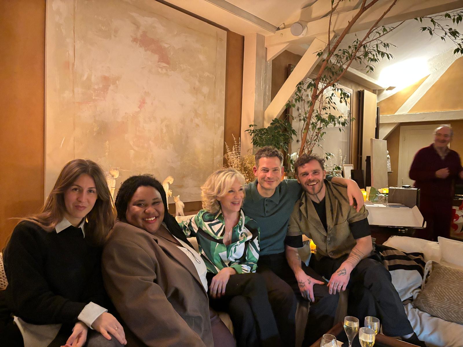 RETOUR SUR LA SOIRÉE DU 11 FÉVRIER SPÉCIALE PRIMO-ROMANCIERS EN COMPAGNIE DE LEURS ÉDITEURS .
Merci immense aux quatre merveilleux écrivains porteurs d’une voix singulière et sensible, d’un verbe haut et fort , pour leur générosité ,leur talent et leur confiance.
Merci à Marie Chiabrero (Grasset),Séphora Pondi (Grasset),Victor Dekyvere (Rivages),Claudius Pan ( La Tribu).
Merci aux éditeurs Julia Pavlowitch (La Tribu) ,Pierre Marliére (Grasset ) pour leur présence et leur participation féconde .
Merci à vous toutes et tous pour votre fidélité et votre curiosité. ❤️
Merci à Patricia Orebi .
Merci à Thom Poirier au piano particulièrement virtuose en cette occasion .
Merci à Guillaume Huret .
#lessoireeslitterairesdenatalie #confidenceslitteraires #salonlitteraire #litterature #litteratureetmusique