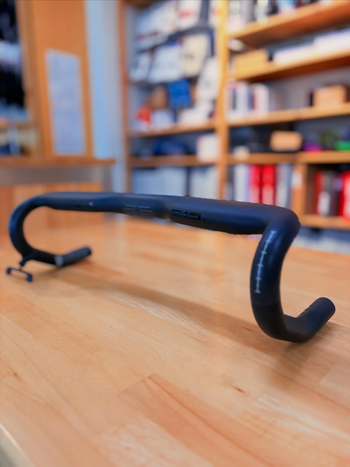 Die Ergonomie-Helden von @sqlab_official haben mit dem 312 Rennradlenker schon ordentlich für Gesprächsstoff gesorgt.
Zuerst als reine „R“ Carbon-Variante am Start – mit Ansagen wie „Der letzte Lenker deines Lebens“ 😏
Statement? Definitiv.
Gemeint war natürlich: maximale Haltbarkeit & durchdachtes Konzept.
Jetzt gibt’s Zuwachs im Portfolio 👇
Der 312 Alu ist der Preiseinstieg in die Serie – rund 115 g schwerer als der 312 R Carbon, aber mit einer sehr ähnlichen Geometrie:
✨ 1,5° Flair
✨ 2–10° Frontsweep (SQlab-typisch)
✨ ergonomisch optimiert für entspannte
Handpositionen auf langen Ausfahrten
Carbon oder Alu – am Ende zählt, wie’s sich anfühlt. Und genau das finden wir mit euch raus.
Kommt vorbei, lasst euch beraten oder schaut direkt bei den Jungs von SQlab vorbei 👌
#bikepointdresden #sqlab #rennrad #roadbike #likesforbikes