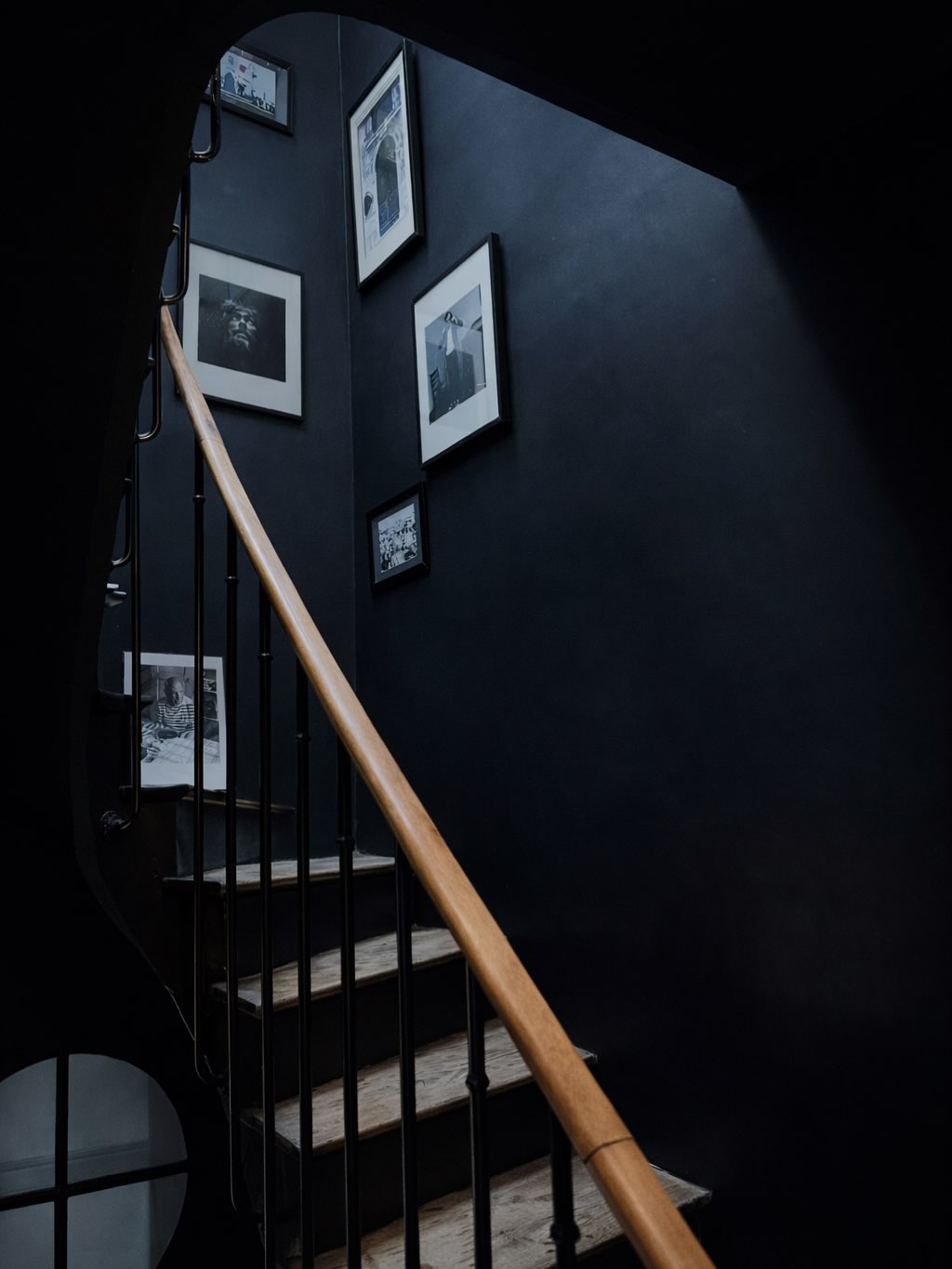 Parfois,
il ne s’agit pas de transformer.
Mais de révéler.
Assombrir pour faire ressortir la lumière.
Calmer pour laisser parler les matières.
Et donner du caractère
aux espaces que l’on traverse
sans toujours les regarder.
Et vous, accordez-vous autant d’importance aux lieux de passage ?
#architectureinterieure
#maisonancienne
#renovationhautdegamme
#decorationintemporelle
#lamaisonrouennaise