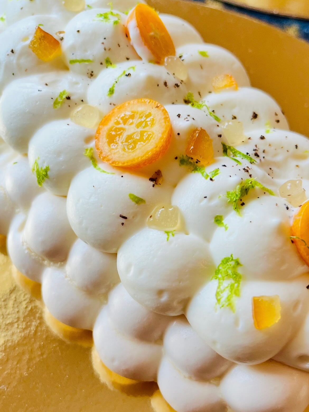 Bonjour à tous 💘
Saint-Valentin oblige, je ne pouvais pas passer à côté de ce moment qui, pour certains, est… stratégique 😏
Alors j’ai choisi la légèreté.
À partager.
Mais avec du caractère.
Une Pavlova tout en contraste, fraîche et frissonnante inspirée par @thefrenchpatissier :
✨ Meringue française au yuzu
🍋 Confit de citron jaune & poivre de Timut
🌿 Crémeux citron vert
🍈 Suprêmes de citron vert
☁ Ganache montée yuzu
Du croquant, du fondant, du peps… et cette tension acidulée qui réveille.
Verdict des gourmands :
“Équilibre parfait.”
Je crois que je ne pouvais pas rêver mieux 🤍
Belle fin de journée à tous.
#pavlova #yuzu #agrumes #meringue #patisserieartisanale