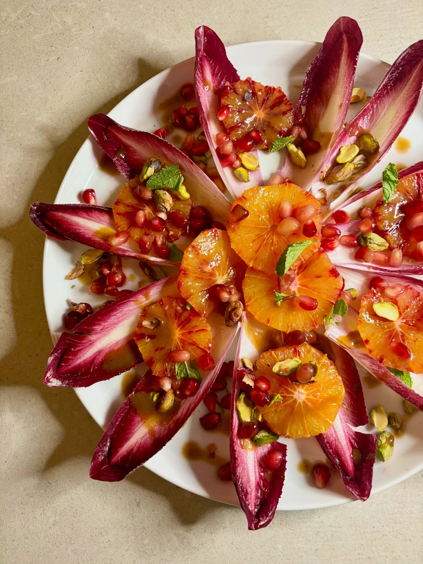 We had the most delicious raddicchio, goats curd and blood orange salad last week at the fabulous @pregobristol, that I wanted to try something similar. Unfortunately no radicchio to be had in Tesco or Waitrose, so decided to try red chicory instead and it worked a treat! Topped with blush oranges (same as blood oranges?), crushed pistachios, pomegranate seeds, fresh mint and a homemade pomegranate dressing. Will be making again!
#bloodorange #salads #veganfood