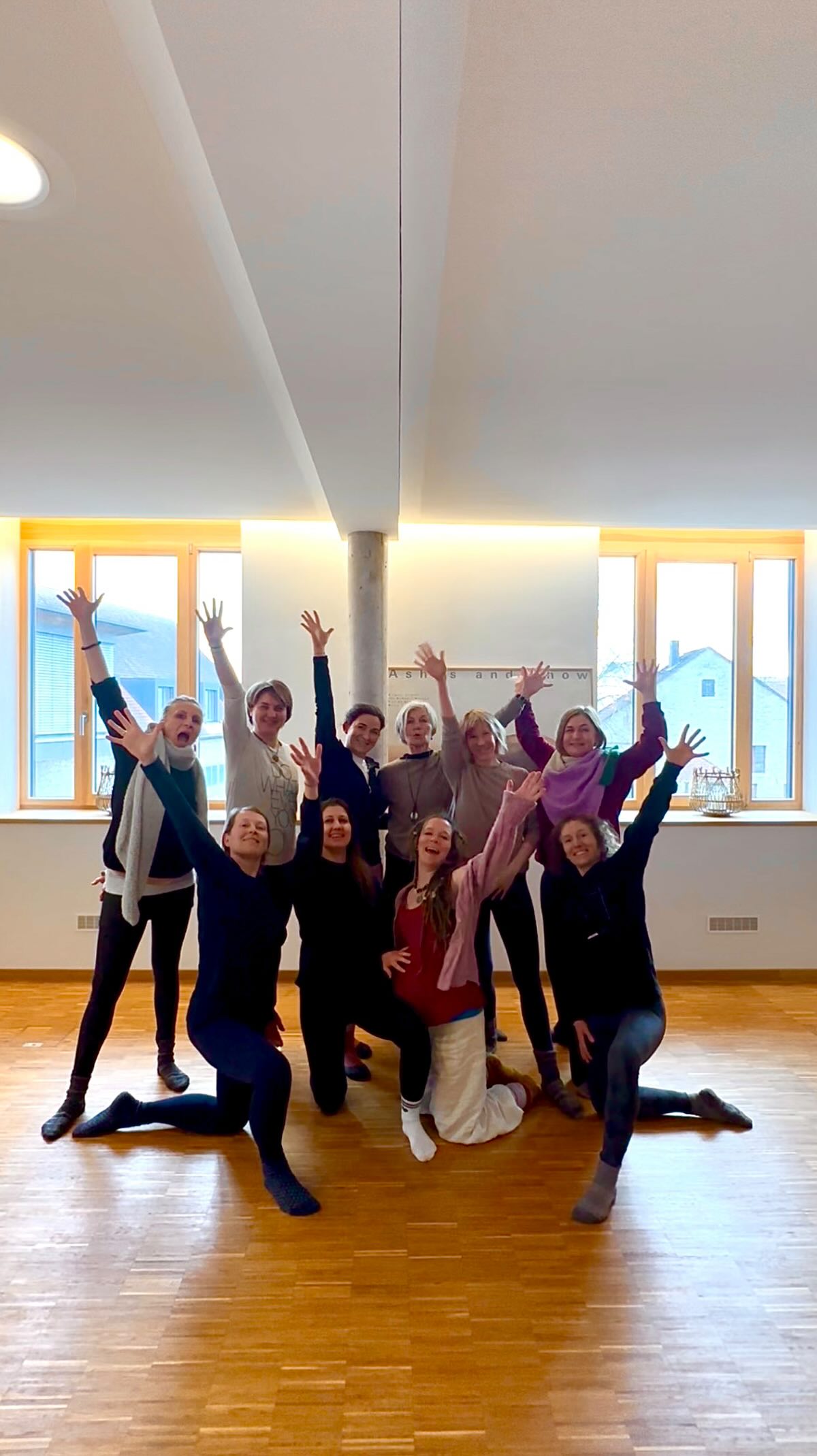 Unsere AYI Yoga & Ayurveda Pancha-Mahabhuta-Balance Ausbildungswoche ist zu Ende gegangen.
Und ich sitze hier mit einem Gefühl von tiefer Dankbarkeit und Staunen.
Wisst ihr, es gibt eine Wissenschaft, die sich mit Bewusstsein beschäftigt, die sogenannte Noetik. Sie stellt die These auf, dass es so etwas wie Getrenntheit eigentlich nicht gibt – dass sie eine Illusion ist. Dass alles im Grunde miteinander verbunden ist und immer wieder als Einheit, als Ganzes, zum Ausdruck kommt. Ein sehr yogischer Gedanke, wie ich finde.
In diesem Zusammenhang werden oft Vogelschwärme beobachtet. Wenn man sie am Himmel sieht, wechseln sie scheinbar mühelos und gleichzeitig die Richtung. Lange wurde vermutet, ein Vogel orientiere sich am anderen. Doch computergestützte Untersuchungen zeigen etwas anderes: Es gibt keine zeitliche Verzögerung. Die Bewegungsänderung geschieht nahezu gleichzeitig, in einem Bereich, der an Lichtgeschwindigkeit erinnert. Niemand schaut ab – und doch weiß jeder sofort, was geschieht.
Dieser Gedanke kam mir während unserer Ausbildungswoche immer wieder.
Über acht Tage hinweg entstand etwas, das sich nicht planen lässt. Eine Gruppe von Menschen, die sich mehr und mehr zu einer Einheit entwickelte. Ein gemeinsames Feld, in dem wir uns gegenseitig ausgerichtet, ausgeglichen und getragen haben. Wir waren ein Yogaschwarm. Ein Ganzes.
Viele Teilnehmende berichteten mir, dass sich auch im Außen etwas veränderte. In ihren Familien, im Alltag, in Begegnungen. Als würde diese andere Schwingung weiterwirken, über den Raum hinaus. Das finde ich zutiefst faszinierend.
Dieses Ausbildungsmodul @ashtangayoga.info ist meine konzeptionelle Einbringung in unsere Schule in Ulm. Sie ist aus der eigenen Praxis, aus Studium & Erfahrung vieler Jahre Unterricht entstanden.
Ich freue mich schon auf das nächste Mal. ♥️
—-
?Erzähl darüber, wenn du dabei warst. ?
? Kommentiere mit AYURVEDA ?
und ich sende dir eine Nachricht inklusive Anmeldungslink, sobald wir einen neuen Termin festgelegt haben. Denn TN Zahl ist begrenzt. ?