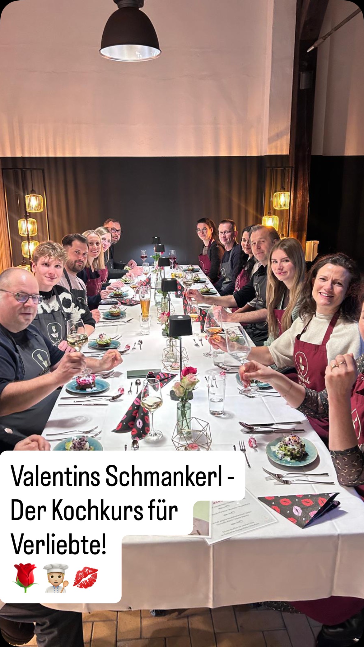Valentins Schmankerl – Date Night aber selbstgemacht ?????
Kerzenschein? Ja. Kitsch? Nein. Dafür raffinierter Genuss und ein Abend, der gezeigt hat: Gemeinsam kochen ist das bessere Candle-Light-Dinner! ?️
Mit Koch Jens wurde aus frischen und liebevoll ausgewählten Zutaten ein köstliches Vier-Gänge-Menü mit Sinnlichkeit – vom cremigen Avocado-Tatar über handgemachte Ravioli bis zum butterzarten Maishähnchen. Und ja, das Schoko-Soufflé mit flüssigem Kern war genau so verführerisch, wie es klingt.
Was von diesem besonderen Date-Abend bleibt? Dieses Lächeln, wenn alles auf den Punkt ist und dieser kleine Stolz, wenn man merkt: Das haben wir gerade selbst gemacht. Denn wer zusammen kocht, lernt sich nochmal besser kennen!
Valentinstag kann man konsumieren oder man kann ihn erleben. Danke an alle Paare, die sich für Letzteres in unserer Kochschule entschieden haben.
Ihr seid noch Single aber wollt euch gern verlieben? Dann schaut mal in unsere Kochkurse - dort ist für jede(n) etwas dabei!
?? www.kochschule-sachsen.de
☎️ 037608 28481
✉️ verkauf@kochschule-sachsen.de
#kochschulesachsen #valentinstag #kochkurs #valentinstagsmenü #paarkochen