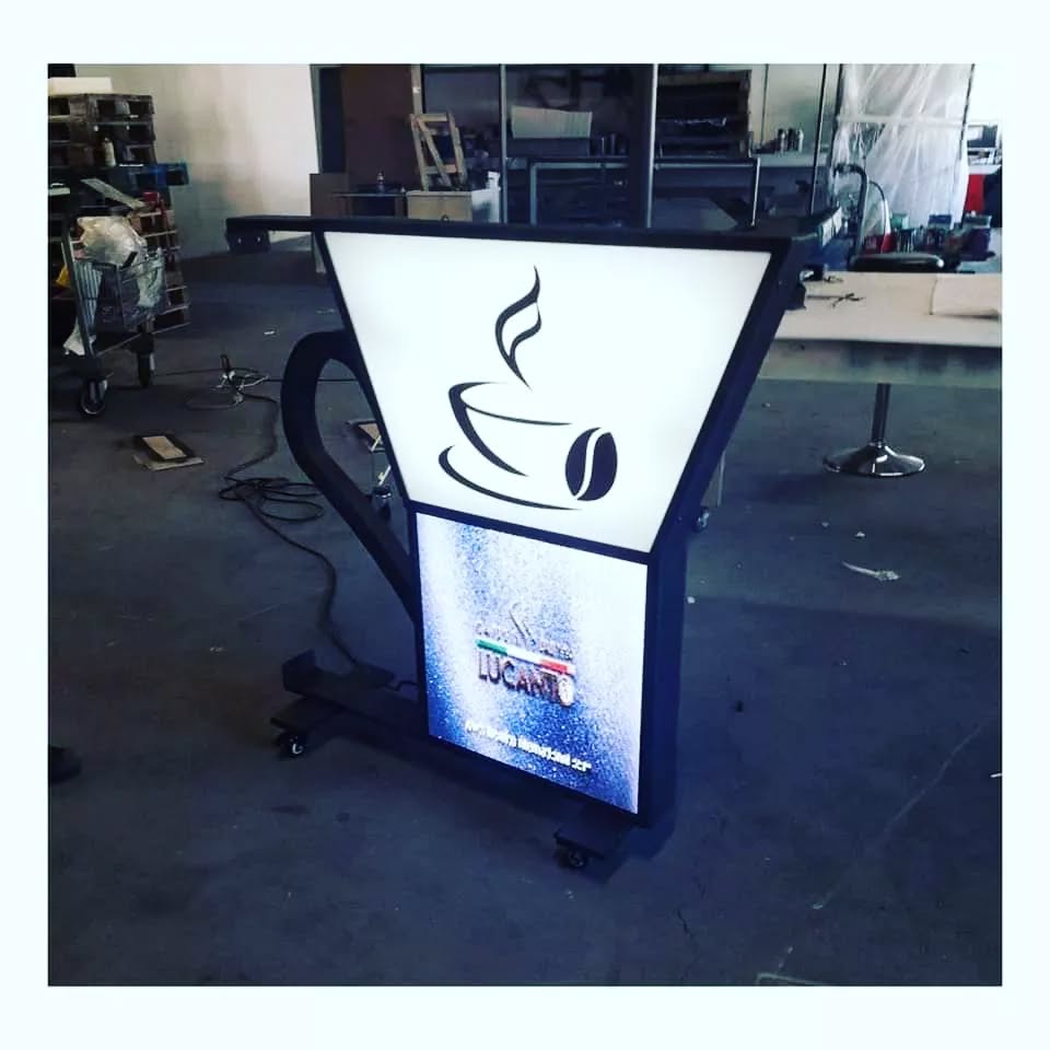 Vi presentiamo la nostra ₜazzᵢₙa da caffₑ̀ con parte inferiore ??????? e parte superiore fissa retroilluminata!!
Ideata per installazione all'esterno, utile a segnalare la presenza del bar anche da lontano e per pubblicizzare e comunicare a chi è di passaggio!
???????????? per avere informazioni! ?