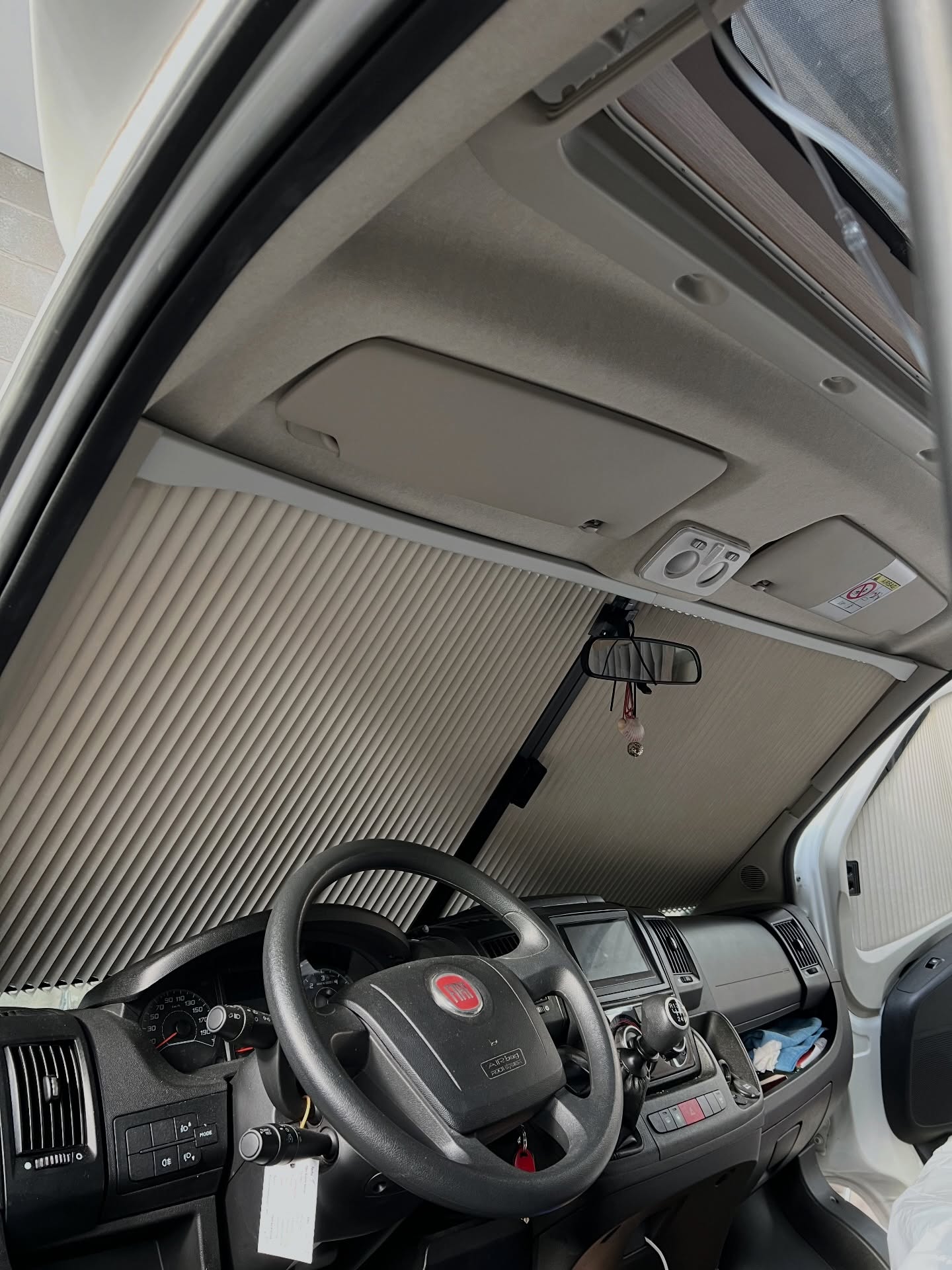 ?✨ Instalación de Remis delanteros en autocaravana ✨
Hoy os enseñamos esta instalación de Remis delanteros, un extra imprescindible para ganar privacidad y oscuridad total en segundos.
✔️ Oscurecimiento perfecto de cabina
✔️ Mayor intimidad en cualquier lugar
✔️ Sistema integrado y discreto
✔️ Acabado limpio y profesional
Nada de cortinas sueltas ni soluciones improvisadas.
Un sistema práctico, cómodo y totalmente integrado en la cabina.
En VG Caravaning realizamos la instalación profesional para que quede perfecto y listo para tus próximas escapadas ??
? ¿Quieres instalarlos en tu autocaravana?
Envíanos un mensaje directo y te informamos sin compromiso.
#VGCaravaning #Autocaravanas #Remis