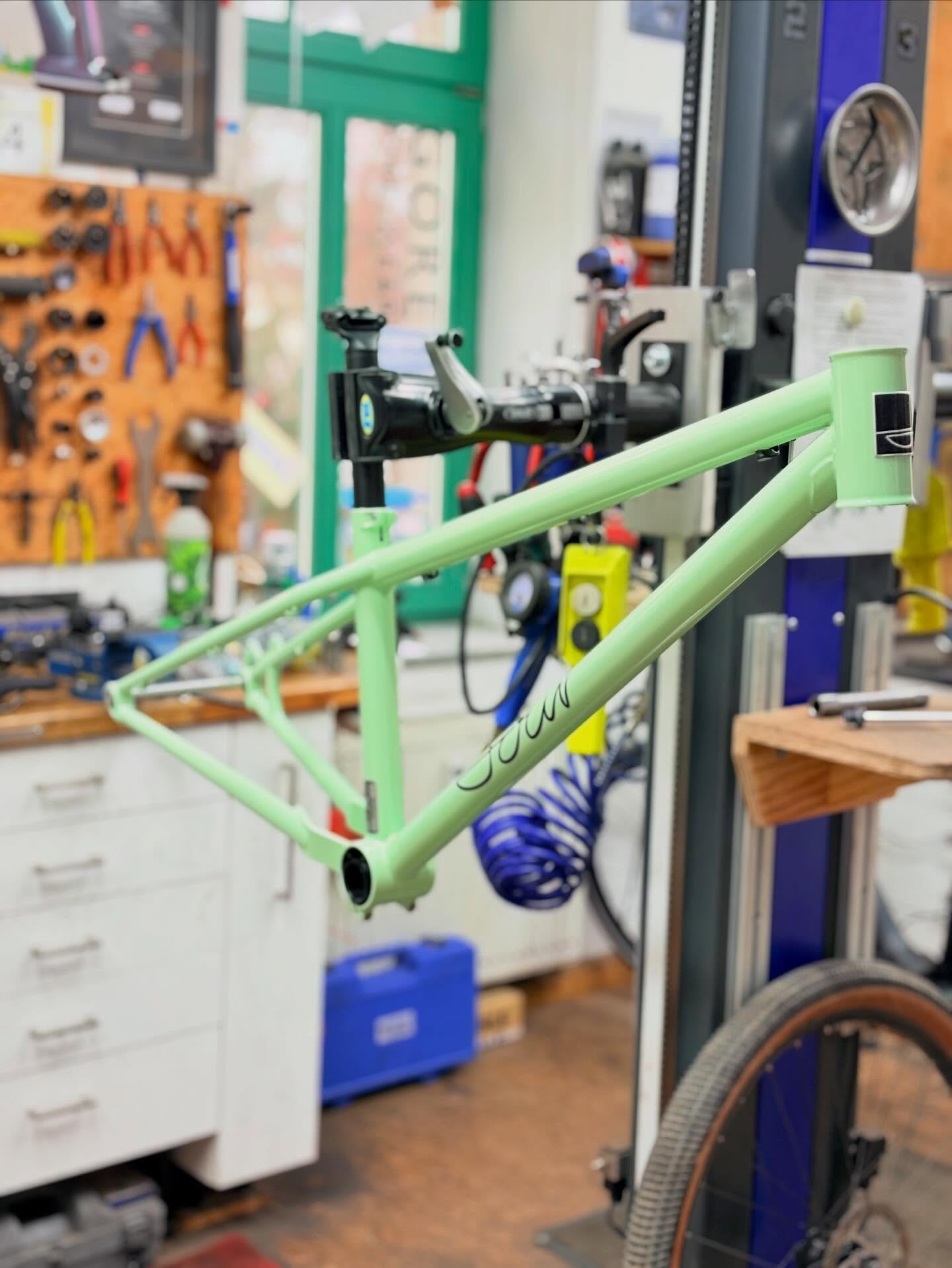 Ihr habt das fertige @sour.bicycles Cancan schon gesehen 👀
hier kommen die Bilder vom Weg dorthin.🖼️
Rahmen im Rampenlicht.🔦
Parts bereitgelegt.🫶🏻
Werkstattmodus: konzentriert.🤫
Denn bevor das Bike mit @outsidesperfect auf dem Pumptrack glänzt, entsteht es bei uns Schraube für Schraube.🔩
Kein Zufall. Kein Schnellschuss. Sondern Handwerk.
Und genau da fängt der Spaß eigentlich schon an. 🚀
#bikepointdresden #sourbikes #cancan #bikebuild #behindthescenes