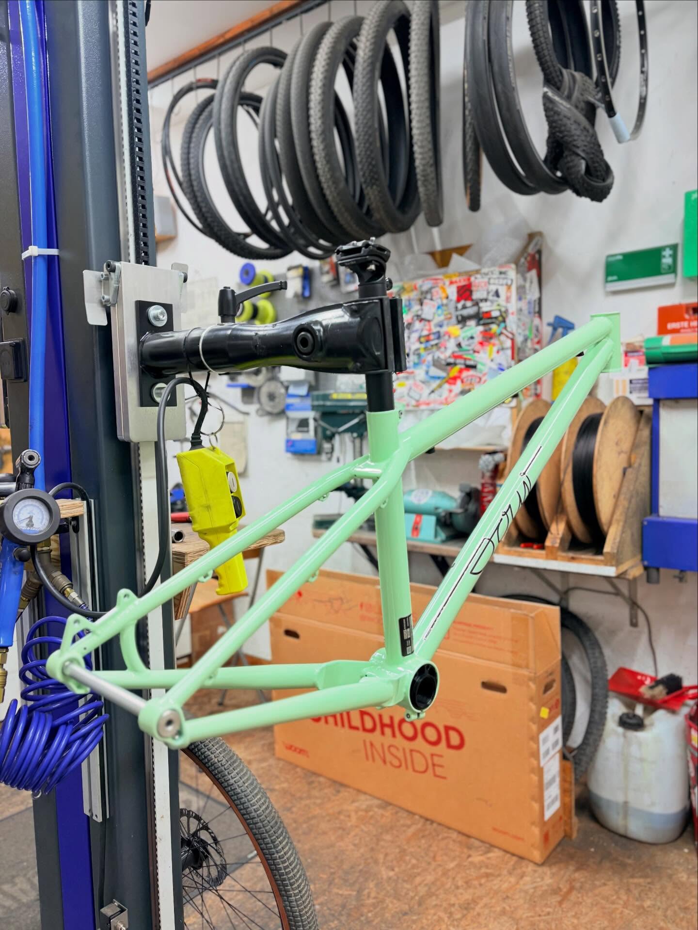 Ihr habt das fertige @sour.bicycles Cancan schon gesehen 👀
hier kommen die Bilder vom Weg dorthin.🖼️
Rahmen im Rampenlicht.🔦
Parts bereitgelegt.🫶🏻
Werkstattmodus: konzentriert.🤫
Denn bevor das Bike mit @outsidesperfect auf dem Pumptrack glänzt, entsteht es bei uns Schraube für Schraube.🔩
Kein Zufall. Kein Schnellschuss. Sondern Handwerk.
Und genau da fängt der Spaß eigentlich schon an. 🚀
#bikepointdresden #sourbikes #cancan #bikebuild #behindthescenes