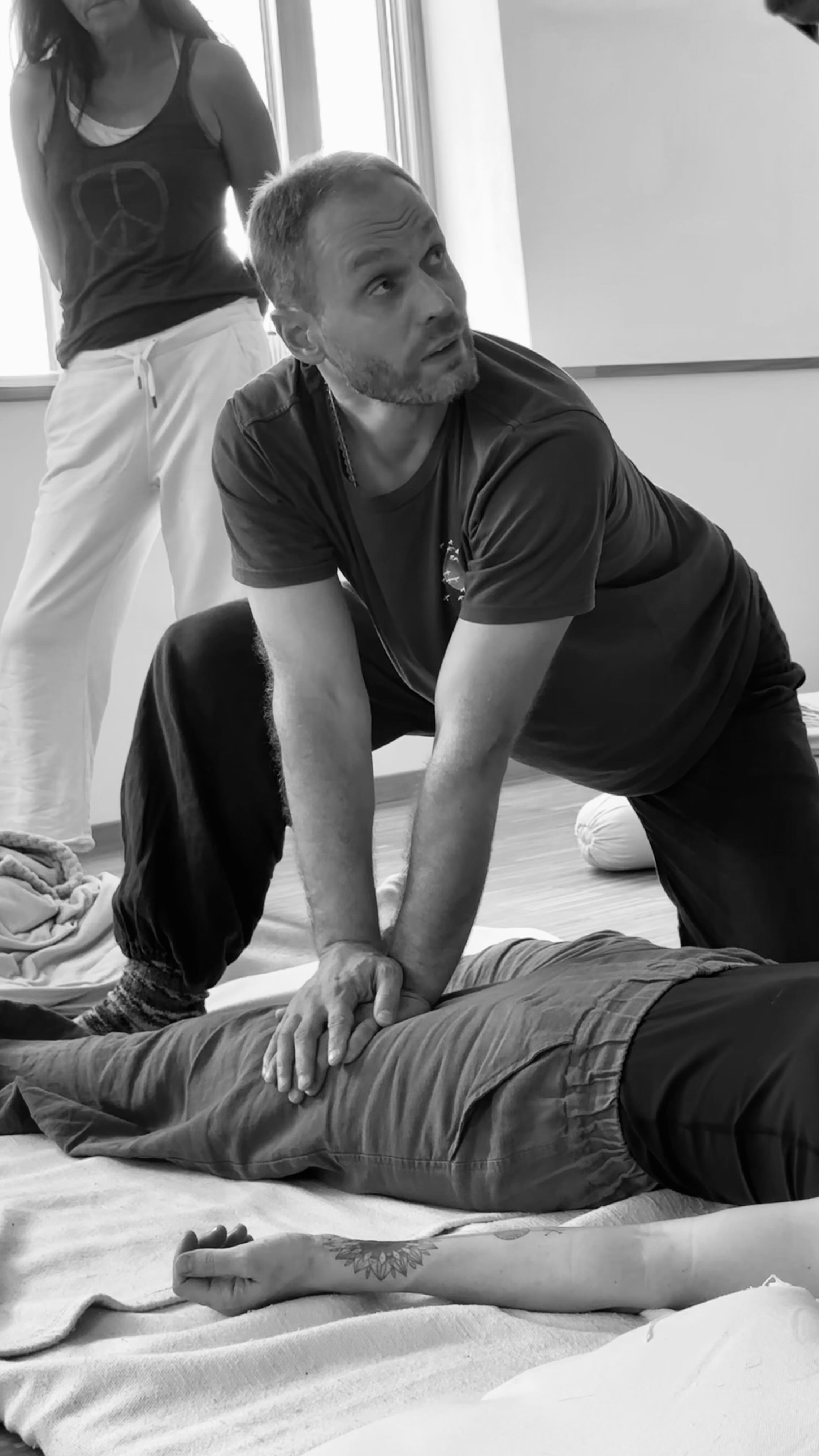 ? DYNAMISCHE THAI MASSAGE
- Wasser & Feuer in Bewegung
mit Till Heeg @hanumanhands
26. – 28. Juni 2026
ALOHA Yoga & Wellness, Würzburg
Aktivierend.
Fließend.
Kreativ.
Befreiend.
Ein Wochenende voller Rhythmus, Energie und lebendiger Präsenz.
? DIE ESSENZ: Wenn Wasser auf Feuer trifft
Die Dynamische Teilmassage verbindet:
? Feuerelement
•Aktivierung, Wärme, Klarheit, Impuls
•Das Aufwecken von Trägheit
•Energetische Belebung
•Rhythmus und kraftvolle Präsenz
? Wasserelement
•Fluss, Geschmeidigkeit, Kreativität
•Verbindung und Integration
•Lösen von Blockaden
•Freies, intuitives Arbeiten
Diese Arbeit bringt den energetischen Körper ins Fließen.
Sie öffnet Räume.
Sie schafft Lebendigkeit.
Sie weckt das „Schlafende“ im Gewebe.
? WAS DICH ERWARTET:
Ein intensives Praxis-Wochenende
Freitag: 9:00 – ca. 17:30/18:00
Samstag: 8:00 – ca. 17:30/18:00
Sonntag: 8:00 – ca. 16:00
Umfang: 20+ Ausbildungsstunden
Du lernst:
– Dynamische, rhythmische Sequenzen
– Fließende Übergänge
– Kreative Kombinationen einzelner Techniken
– Aktivierende Teilbehandlungen
– Energetische Integration von Wasser & Feuer
– Klarheit und Freiheit im therapeutischen Ausdruck
Der Fokus liegt auf direkter Umsetzung und viel praktischer Erfahrung.
? FÜR WEN IST DER KURS?
Dieses Training richtet sich an:
– Thai-Massage-Praktizierende (mind. Basisausbildung)
– Körpertherapeut:innen
– Physiotherapeut:innen
– Ganzheitlich arbeitende Praktiker:innen
– Alle mit Erfahrung in Bodenarbeit
Ideal für alle, die ihre Arbeit dynamischer, freier und energetischer gestalten möchten.
? ZERTIFIZIERUNG
Anerkannt & unterstützt durch Sunshine Network
Du erhältst ein Zertifikat mit entsprechender Bestätigung.
? ORT:
Am Schloss 3, 97084 Würzburg
Ein Raum für Bewegung, Tiefe und gemeinsames Lernen.
440,-
♥️ Anmelden kannst du dich hier:
https://www.julia-duester.de/thai-yoga-lernen
? Begrenzte Teilnehmerzahl