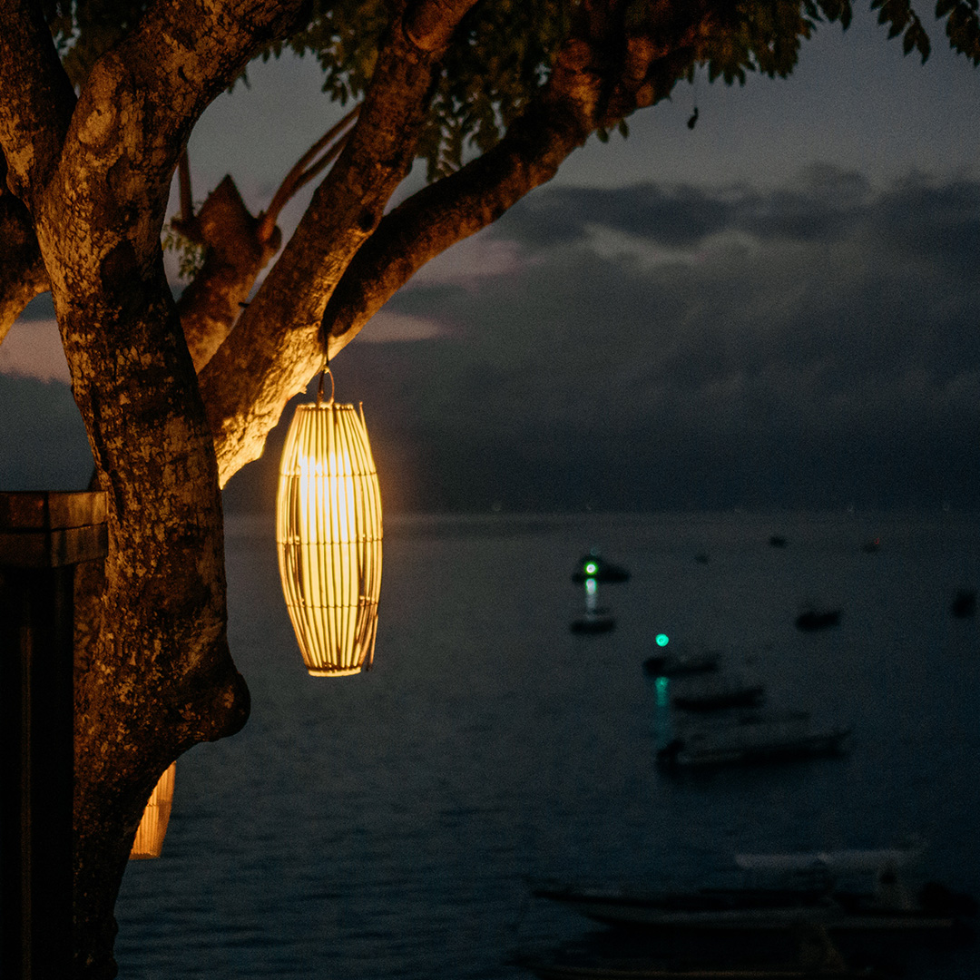 Lantern light dancing above the sea.
|| Credit : @batukaranglembongan
.
.
.
#muntigs #bar #restaurant #muntigslembongan #wine #dinner #lembongan #nusalembongan #island #lembongandinner #lembonganisland #balirestaurant #balifoodies #balifood #bali #balitrip #gourmetraveller #lembonganrestaurant #lembongantrip #balitrip #boutiquehotel #nusapendia #batukaranglembongan