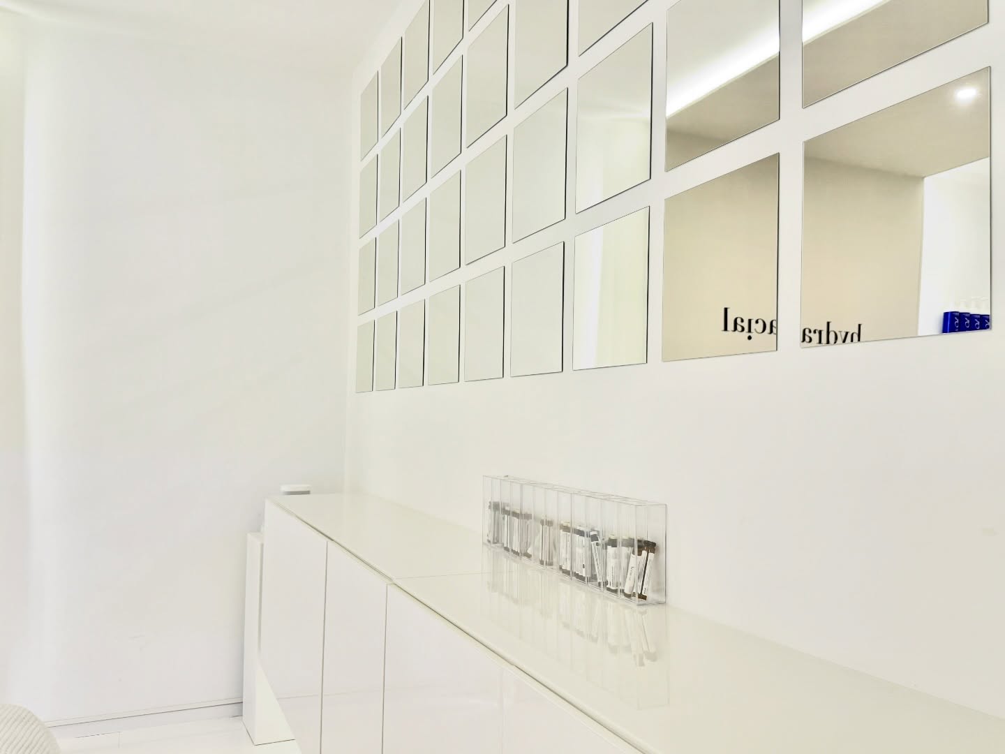 Schönheit, Wohlbefinden und moderne Hautpflege – all das finden Sie in unserem zeitgemäßen Kosmetikstudio im Zooviertel in Hannover. Mit mehr als 9 Jahren Expertise entwickeln wir individuelle Konzepte, die Ihre Hautgesundheit unterstützen und Ihr natürliches Strahlen hervorheben. Unser Anspruch ist es, Ihre Schönheit authentisch zu betonen und Ihnen zu einem frischen, ebenmäßigen Hautbild zu verhelfen.
Unsere Hautpflegemarken
Augustinus Bader
Dr. Med. Professor Bader ist Stammzellenforscher seit über 30 Jahren. Vegane Produkte frei von Duft, Silikon, Parabenen und zur cleansten Marke weltweit gekürt. @augustinusbader
ZO Skin Health
Dr. Zein Obagi ist ein Dermatologe. Medizinische Hautpflege die in den USA hergestellt wird mit patentierten Transportsystemen für die Wandlung jeder Problemhaut. @zoskinhealth
Unsere Angebote
Für bestmögliche Resultate arbeiten wir mit innovativen Technologien und professionellen Behandlungsmethoden:
Hydrafacial™
Eine Kombination aus intensiver Reinigung, sanfter Abtragung und pflegender Versorgung für sofort sichtbar revitalisierte Haut. @hydrafacial
Medizinisches Microneedling
Regt die Hauterneuerung an, mildert feine Linien und unterstützt die Neubildung von Kollagen. @skinpen
Dauerhafte Haarentfernung
Schonend und wirkungsvoll – für dauerhaft glatte Haut dank modernem Dioden- und Alexandritlaser. @inmodeaesthetics
Radiofrequenz-Behandlungen
Sanfte Wärmeenergie strafft die Haut und reduziert Fältchen auf natürliche Weise. @inmodeaesthetics
Professionelle 3D-Hautanalyse
Eine präzise Analyse und persönliche Beratung bilden die Grundlage für individuell abgestimmte Behandlungskonzepte.
Informationen | Terminvereinbarung
? 0162/ 1723052
? info@skinconcept-Hannover.de
? www.skinconcept-Hannover.de
Kosmetik Hannover | hydrafacial Hannover | Hautanalyse Hannover | Microneedling Hannover