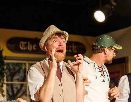 Hier wieder euer Paul – ich schwanke heute zwischen zwei Terminen.
Heute ist der 26. Februar – und an diesem Tag wurden Victor Hugo, der Meister großer Geschichten, und Levi Strauss, der Erfinder der Jeans, geboren ?
Zum Thema Jeanshose kann ich heute leider nichts beitragen – Jeans und ich führen seit Jahren eine sehr distanzierte Beziehung. Beim Fasching setze ich lieber auf Bewegungsfreiheit statt Presswurst-Feeling ??
Widmen wir heute die Serie des Tages dem Meister großer Geschichten. Und der Meister unserer großen Geschichten ist Patrick. Er schreibt unsere Drehbücher, hat ein echtes Händchen für Storys – und springt bei Bedarf auch gleich selbst in seine Rollen mit ein ? Das Ergebnis ist alles andere als le miserable ?
Patrick hatte bei Weitem nicht so viele Affären wie Victor Hugo (was dem Teamklima eindeutig zugutekommt ❤️), aber frei nach Hugo: „Die Zukunft hat viele Namen (…) für die Mutigen die Chance.“ Und diese Chance heißt heute: Patricks nächstes Drehbuch ✍️
Und bevor ich mich hier noch in literarische Höhen aufschwinge wie Monsieur Hugo persönlich, ziehe ich jetzt konsequent die einzig wahre Antwort auf Levi Strauss an: meine Jogginghose ?
In diesem Sinne – Habt nen schönen Donnerstag-Abend
Euer Paul
#GeschichtenErzählen #Oberlausitz #drehbuchdeslebens #Neuesaisonneuesthema