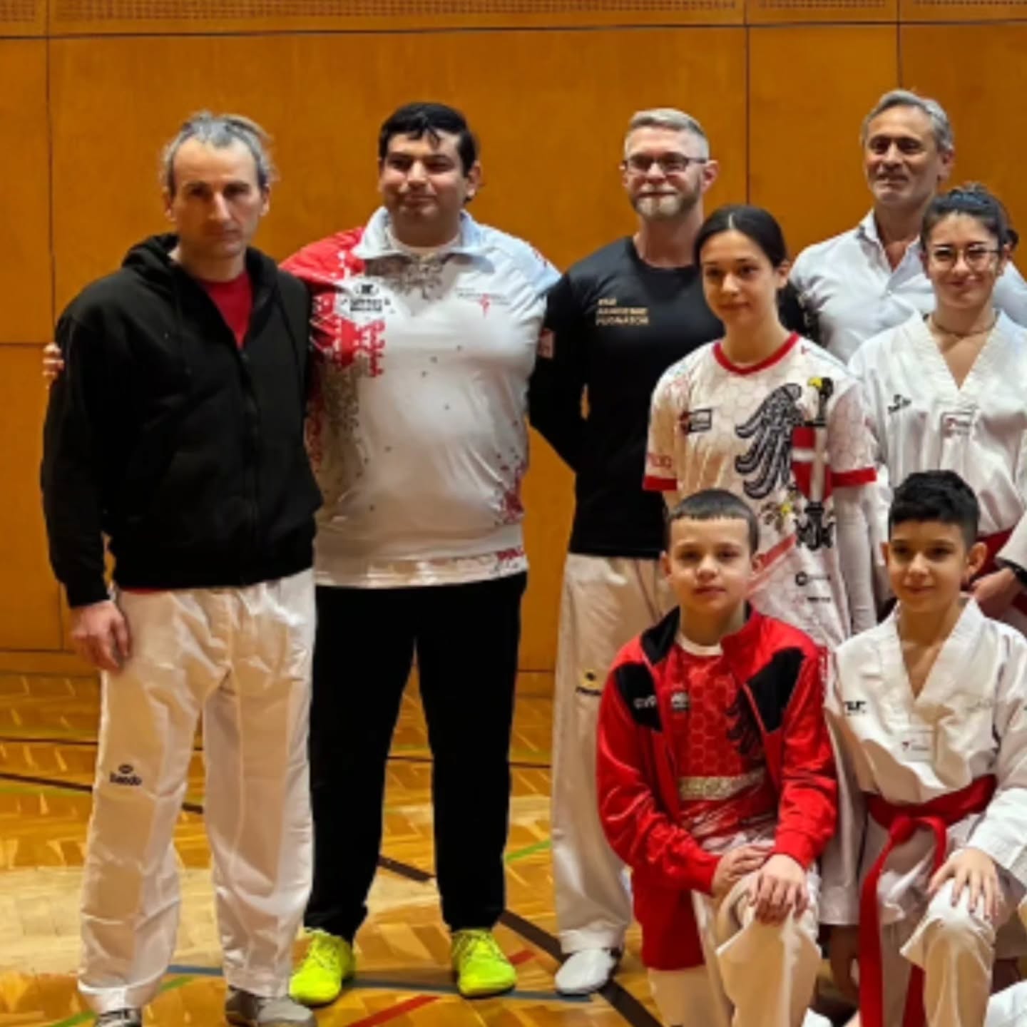 🥋✨ WAS FÜR EIN TAG!Heute hat der Wiener Taekwondo Verband Lehrgang in Wien stattgefunden – und die Energie in der Halle war einfach unglaublich! 🔥Rund 30 junge Sportler:innen aus Wien haben sich heute zusammengefunden, um gemeinsam zu trainieren, zu wachsen und Taekwondo auf ein neues Level zu bringen. Ganze 5 Stunden voller Technik, Schweiß, Lachen und echter Teamenergie – genau so lieben wir es! 💪Ein riesiges Dankeschön an die drei Coaches Cesar Valentim, David Kien und Rene Pernitsch, die heute wieder einmal bewiesen haben, warum Wien zu den stärksten Taekwondo-Standorten Österreichs gehört. Ihr seid klasse! 👏Teamgeist, Leidenschaft und der Wille, jeden Tag besser zu werden – das ist der Wiener Taekwondo Spirit. 🏙️🥋Wir sind schon gespannt, was dieser Jahrgang noch alles erreichen wird. Die Zukunft des Wiener Taekwondos ist in besten Händen! 🌟---💬 Warst du heute dabei? Schreib es uns in die Kommentare! 👇---#WienTaekwondo #WienerTaekwondoVerband #Lehrgang #Taekwondo