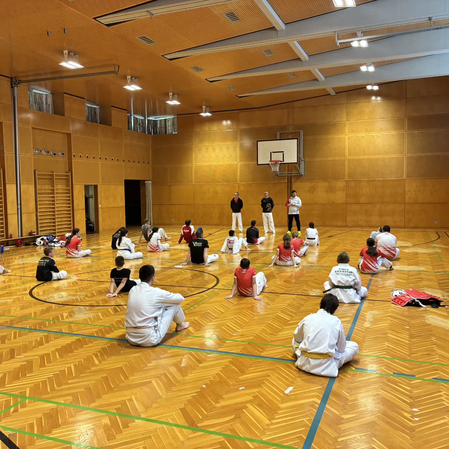 🥋✨ WAS FÜR EIN TAG!Heute hat der Wiener Taekwondo Verband Lehrgang in Wien stattgefunden – und die Energie in der Halle war einfach unglaublich! 🔥Rund 30 junge Sportler:innen aus Wien haben sich heute zusammengefunden, um gemeinsam zu trainieren, zu wachsen und Taekwondo auf ein neues Level zu bringen. Ganze 5 Stunden voller Technik, Schweiß, Lachen und echter Teamenergie – genau so lieben wir es! 💪Ein riesiges Dankeschön an die drei Coaches Cesar Valentim, David Kien und Rene Pernitsch, die heute wieder einmal bewiesen haben, warum Wien zu den stärksten Taekwondo-Standorten Österreichs gehört. Ihr seid klasse! 👏Teamgeist, Leidenschaft und der Wille, jeden Tag besser zu werden – das ist der Wiener Taekwondo Spirit. 🏙️🥋Wir sind schon gespannt, was dieser Jahrgang noch alles erreichen wird. Die Zukunft des Wiener Taekwondos ist in besten Händen! 🌟---💬 Warst du heute dabei? Schreib es uns in die Kommentare! 👇---#WienTaekwondo #WienerTaekwondoVerband #Lehrgang #Taekwondo