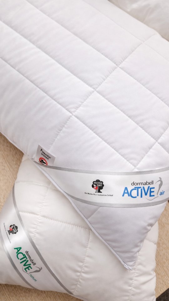 Premium Schlafen Bettenhaus Leitermann - Betten Rabolt - Betten Leitermann und Betten Rabolt - Offenburg und Baden-Baden Perfekt schlafen beginnt beim richtigen Kissen. 😴
Mit den Dormabell Active Kissen findet ihr genau die Unterstützung, die zu euch passt.
Ob Active Air mit atmungsaktiver Klimafaser oder Active Nature mit natürlicher Schurwolle – beide sorgen für ein angenehmes Schlafklima und eine stabile Lagerung von Kopf und Nacken. 🌙✨
Das Besondere: Die Kissen sind individuell verstellbar.
Durch mehrere herausnehmbare Einlagen könnt ihr Höhe und Stützkraft Schritt für Schritt anpassen, bis alles perfekt passt. ✔️
So entsteht euer persönliches Nackenstützkissen – abgestimmt auf eure Schlafposition und eure Bedürfnisse.
Kommt vorbei – wir zeigen euch, wie man ein Kissen richtig einstellt. 🤍
---
🇫🇷
Un sommeil parfait commence par le bon oreiller. 😴
Avec les oreillers Dormabell Active, vous trouvez exactement le soutien qui vous convient.
Que ce soit l’Active Air avec fibre climatique respirante ou l’Active Nature en laine vierge naturelle, les deux assurent un climat de sommeil agréable et un maintien optimal de la tête et de la nuque. 🌙✨
Le point fort : les oreillers sont réglables individuellement.
Grâce aux inserts amovibles, vous pouvez adapter la hauteur et le soutien étape par étape, jusqu’à obtenir un confort parfaitement ajusté. ✔️
Ainsi naît votre oreiller cervical personnalisé, adapté à votre position de sommeil et à vos besoins.
Passez nous voir – nous vous montrons comment régler correctement votre oreiller. 🤍
#nackenkissen #schlafkomfort #besserSchlafen #Offenburg #Kehl