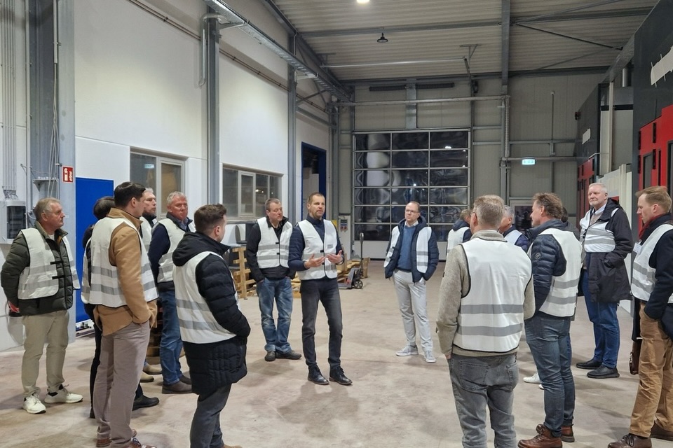 Am 4. und 5. Februar 2026 hatten wir die Ehre, Gastgeber des 1. Tages der Flurförderfahrzeug-Branche des Bundesverband LandBauTechnik zu sein.
Die Veranstaltung begann am Mittwoch mit einem fachlich anspruchsvollen Programm für rund 90 Teilnehmerinnen und Teilnehmer. Hochkarätige Vorträge beleuchteten aktuelle Entwicklungen sowie zentrale Herausforderungen der Branche. Im Anschluss erhielten die Gäste im Rahmen einer strukturierten Betriebsführung einen detaillierten Einblick in unsere Unternehmensabläufe, Produktionsprozesse und unser Produktportfolio.
Am Donnerstag wurde das Tagungsprogramm mit weiteren fundierten Fachbeiträgen fortgeführt. Ein besonderer Schwerpunkt lag auf der Podiumsdiskussion, in der maßgebliche Branchenthemen differenziert analysiert und aus verschiedenen Perspektiven erörtert wurden. Den formellen Abschluss bildete ein gemeinsames Gruppenfoto, das den intensiven fachlichen Austausch und die konstruktive Zusammenarbeit dieser beiden Veranstaltungstage unterstrich.
Wir danken allen Teilnehmerinnen und Teilnehmern für ihre Teilnahme, den professionellen Dialog sowie die wertvollen Impulse. Es war uns eine besondere Freude, die Vertreterinnen und Vertreter der Branche in unserem Hause begrüßen zu dürfen.
Für das entgegengebrachte Vertrauen bedanken wir uns ausdrücklich und freuen uns auf eine weiterhin erfolgreiche Zusammenarbeit.