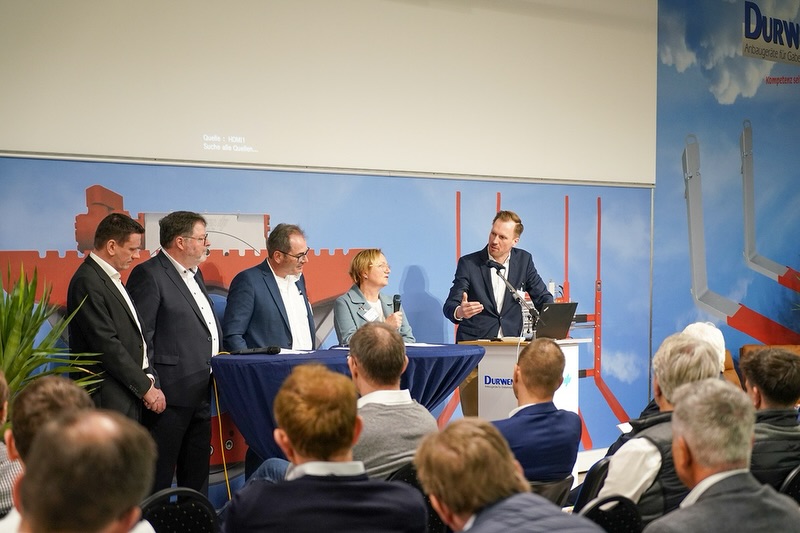 Am 4. und 5. Februar 2026 hatten wir die Ehre, Gastgeber des 1. Tages der Flurförderfahrzeug-Branche des Bundesverband LandBauTechnik zu sein.
Die Veranstaltung begann am Mittwoch mit einem fachlich anspruchsvollen Programm für rund 90 Teilnehmerinnen und Teilnehmer. Hochkarätige Vorträge beleuchteten aktuelle Entwicklungen sowie zentrale Herausforderungen der Branche. Im Anschluss erhielten die Gäste im Rahmen einer strukturierten Betriebsführung einen detaillierten Einblick in unsere Unternehmensabläufe, Produktionsprozesse und unser Produktportfolio.
Am Donnerstag wurde das Tagungsprogramm mit weiteren fundierten Fachbeiträgen fortgeführt. Ein besonderer Schwerpunkt lag auf der Podiumsdiskussion, in der maßgebliche Branchenthemen differenziert analysiert und aus verschiedenen Perspektiven erörtert wurden. Den formellen Abschluss bildete ein gemeinsames Gruppenfoto, das den intensiven fachlichen Austausch und die konstruktive Zusammenarbeit dieser beiden Veranstaltungstage unterstrich.
Wir danken allen Teilnehmerinnen und Teilnehmern für ihre Teilnahme, den professionellen Dialog sowie die wertvollen Impulse. Es war uns eine besondere Freude, die Vertreterinnen und Vertreter der Branche in unserem Hause begrüßen zu dürfen.
Für das entgegengebrachte Vertrauen bedanken wir uns ausdrücklich und freuen uns auf eine weiterhin erfolgreiche Zusammenarbeit.