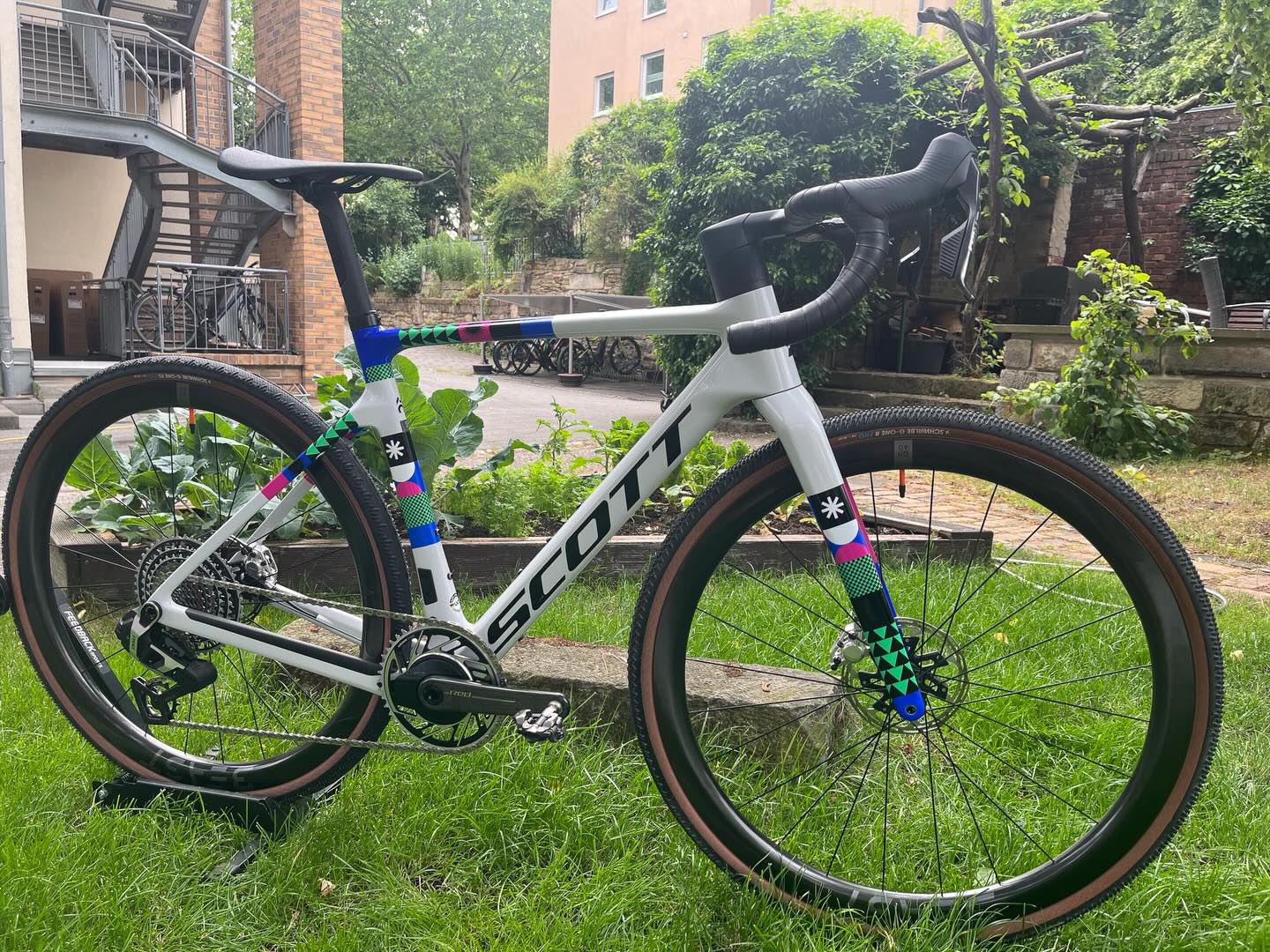 Die UCI hat unlängst auch die Schotterpisten für sich entdeckt 👀🌪️
Und wie immer gilt: Meinungen gibt’s genug – genauso wie neue Regeln. 📜⚖️
Aber ganz ehrlich…
Dieses Maschinchen hier braucht keine Regularien, um zu zeigen, wie absurd stark es ist. 😮🔥🚀
Dieses farbenfrohe @scottsports Addict Gravel RC ist zu schnell für den Gravelzirkus und damit eigentlich schon zu weit vorne. 🎪💨
#ScottAddictRC #GravelRace #UCIRules #RideFast #bikepointdresden