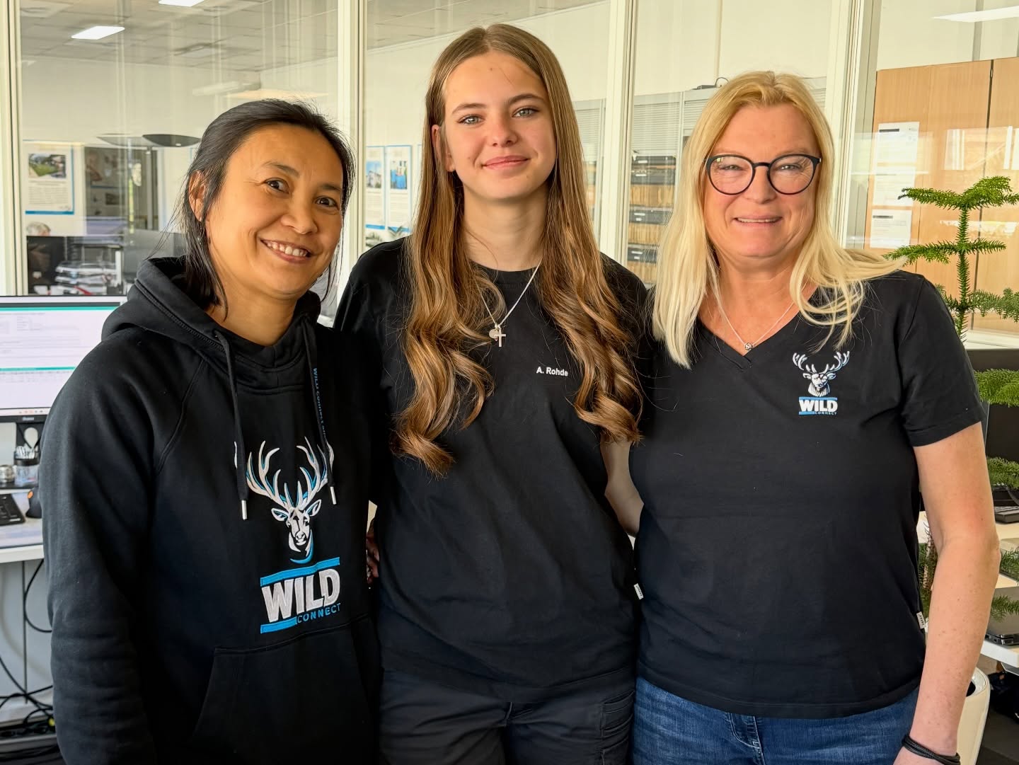 Lara hat diese Woche ein spannendes Praktikum bei WILD absolviert und dabei viele wertvolle Eindrücke gesammelt. Von ersten Einblicken in die Arbeitsabläufe bis hin zum Kennenlernen des Teams – es war eine Woche voller neuer Erfahrungen, Inspiration und spannender Momente.
Danke für dein Engagement, Lara! Wir freuen uns, dass du Teil unserer Woche warst. 💙
Lara completed an exciting internship at WILD this week and gained many valuable insights. From first glimpses into the workflows to getting to know the team – it was a week full of new experiences, inspiration, and exciting moments. Thank you for your commitment, Lara! We are glad that you were part of our week. 💙
Lara ezen a héten egy izgalmas gyakorlatot végzett a WILD-nál, és sok értékes tapasztalatot szerzett. Az első betekintésektől a munkafolyamatokba a csapat megismeréséig – egy hét volt tele új élményekkel, inspirációval és izgalmas pillanatokkal. Köszönjük az elkötelezettségedet, Lara! Örülünk, hogy része voltál a hetünknek. 💙
#Praktikum #WILD #Teamwork #Einblicke
