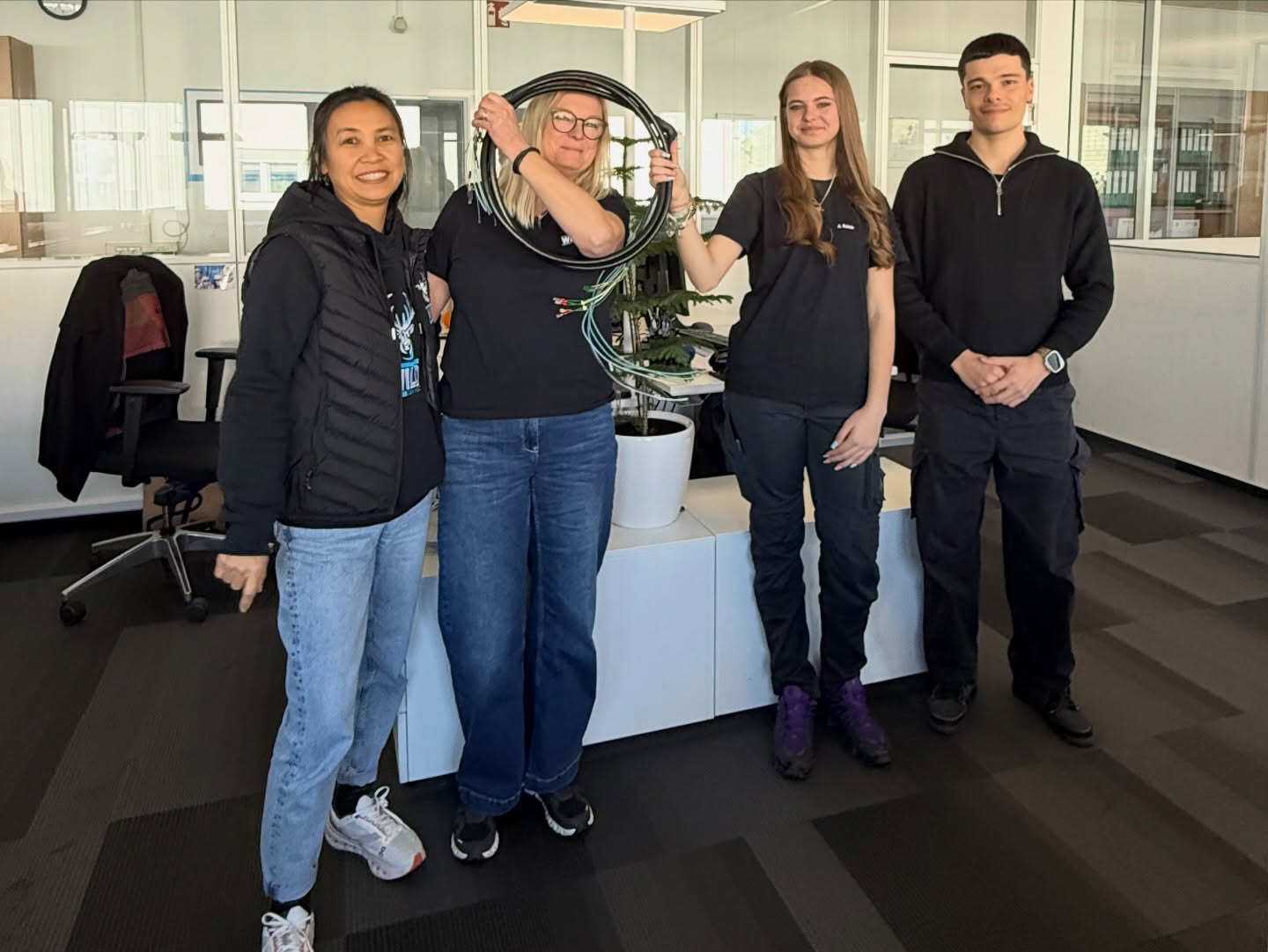 Lara hat diese Woche ein spannendes Praktikum bei WILD absolviert und dabei viele wertvolle Eindrücke gesammelt. Von ersten Einblicken in die Arbeitsabläufe bis hin zum Kennenlernen des Teams – es war eine Woche voller neuer Erfahrungen, Inspiration und spannender Momente.
Danke für dein Engagement, Lara! Wir freuen uns, dass du Teil unserer Woche warst. 💙
Lara completed an exciting internship at WILD this week and gained many valuable insights. From first glimpses into the workflows to getting to know the team – it was a week full of new experiences, inspiration, and exciting moments. Thank you for your commitment, Lara! We are glad that you were part of our week. 💙
Lara ezen a héten egy izgalmas gyakorlatot végzett a WILD-nál, és sok értékes tapasztalatot szerzett. Az első betekintésektől a munkafolyamatokba a csapat megismeréséig – egy hét volt tele új élményekkel, inspirációval és izgalmas pillanatokkal. Köszönjük az elkötelezettségedet, Lara! Örülünk, hogy része voltál a hetünknek. 💙
#Praktikum #WILD #Teamwork #Einblicke