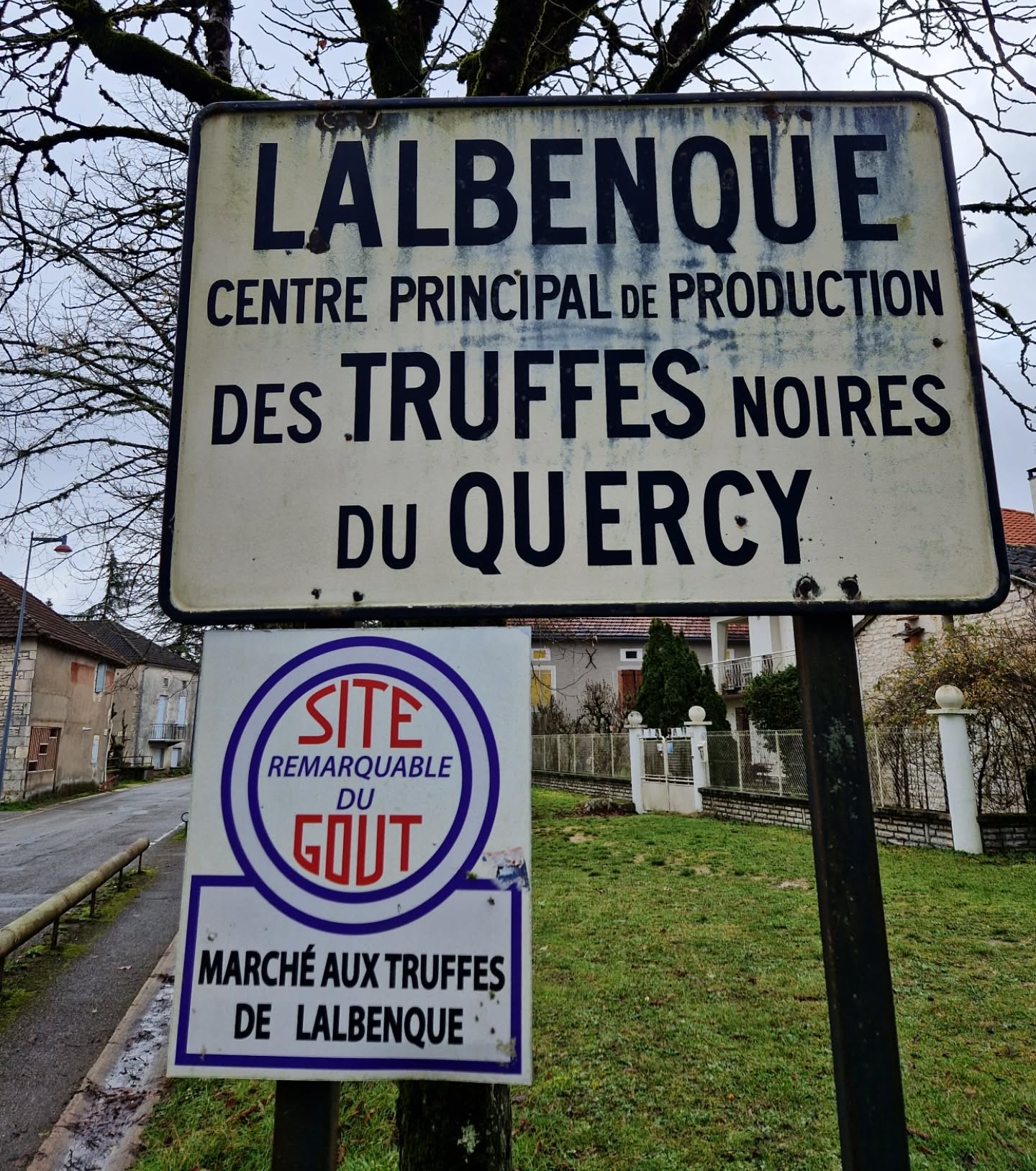 Marché aux Truffes de Lalbenque 🍄🐖🌳
Dernier marché aux truffes avant la pause – rendez-vous en hiver pour la prochaine saison !
•
Die Trüffelsaison neigt sich dem Ende zu.
Im November beginnt wieder die Zeit der Quercy-Trüffel. 🇫🇷
•
📍 #lalbenque #marcheauxtruffes #truffes #truffenoire #perigordnoir