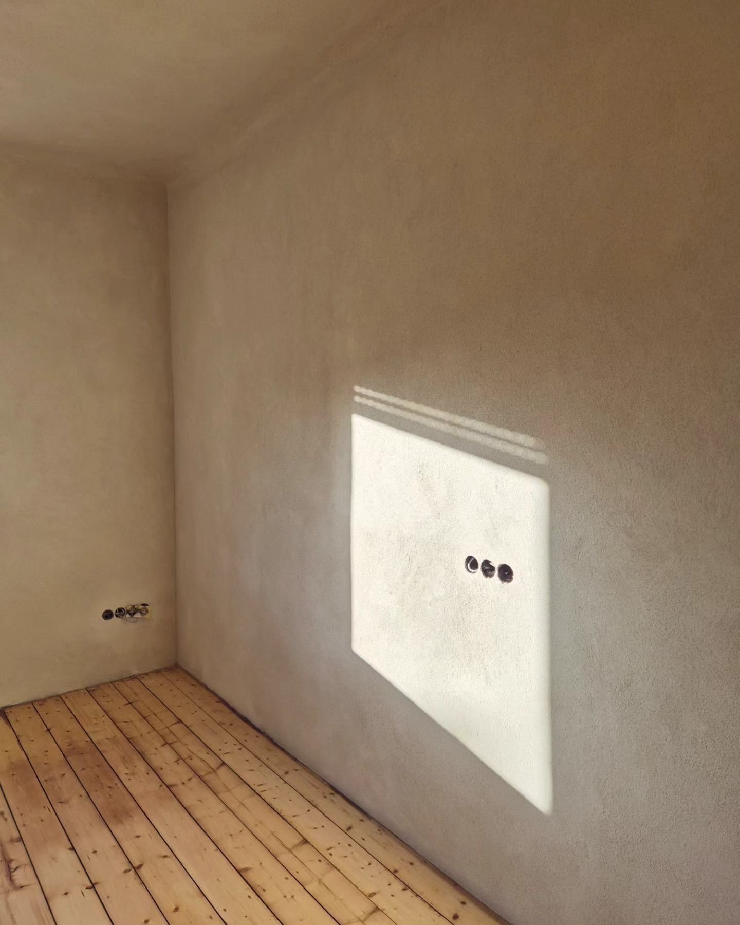 Wir haben die Wände schön ?.
Zwei Wochen lang waren jetzt die Maurer im Haus und haben fleißig Wände verputzt, geglättet, ausgebessert. Die Räume in den Ferienapartments nehmen langsam Gestalt an. Als nächstes kommt der Fliesenleger für die Bäder. Die Fliesen haben wir schon ausgesucht und zeigen sie euch das nächste Mal.
#sanieren #altbau #alteshaus #restaurieren #baustelle #bauen #verputzen #wände #landhaus #landhausvilla #villa #jerichowerland #jerichow #elbhavelwinkel #workation #kreativortimgrünen #reiselandsachsenanhalt #apartment #ferienapartment #landleben #landurlaub #elberadweg