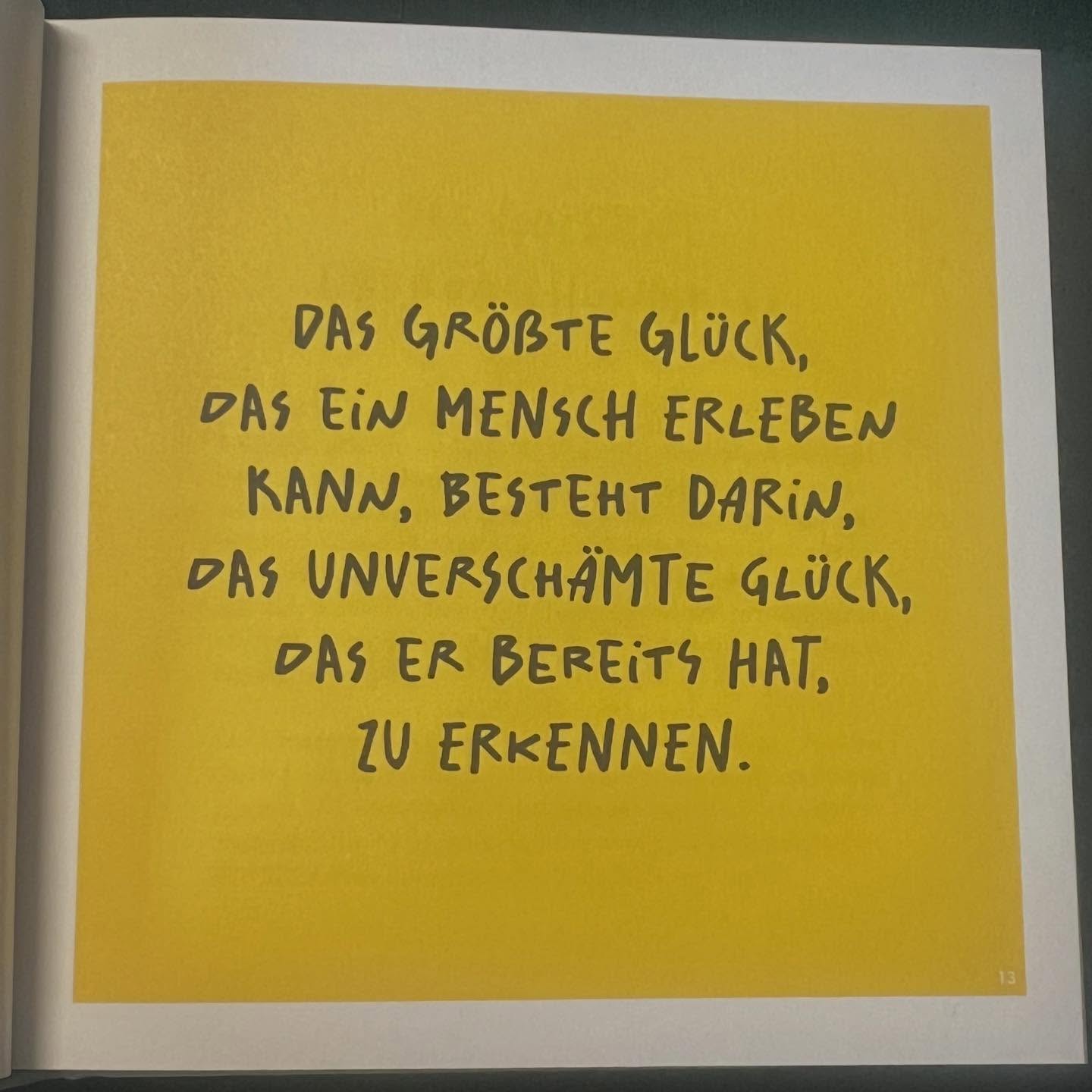 Ich bin immer noch überwältigt von all euren lieben Nachrichten und dem tollen Feedback zu meinem Buch. Danke von Herzen an jede einzelne Person, die sich die Zeit genommen hat zu lesen, zu schreiben oder ihre Gedanken zu teilen. Das bedeutet mir wirklich viel.
Jetzt würde mich aber auch etwas interessieren: Was ist eure Lieblingsstelle im Buch? Gibt es eine Passage, die euch besonders berührt, überrascht oder zum Nachdenken gebracht hat? 📖✨
Bestellen könnt ihr das Buch nach wie vor unter:
www.samuelharfst.de