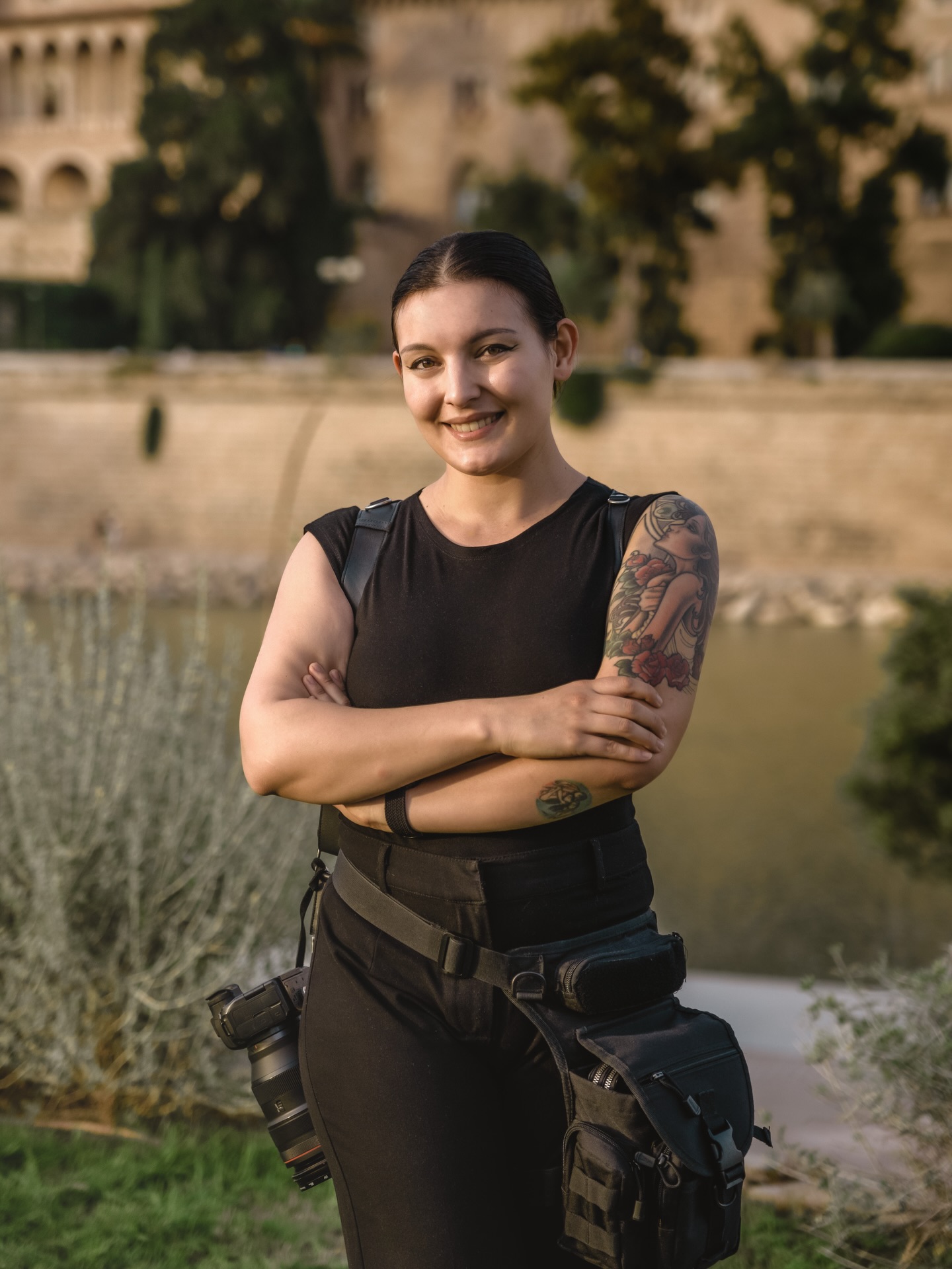 ¡Bienvenidos a mi Instagram!, soy Prisca Laguna, fotógrafa en Mallorca.
Mallorca es casa y la conozco más allá de sus postales: su luz, sus rincones, su ritmo… y quizá por eso me gusta fotografiar las bodas de una manera muy natural, dejando que las cosas pasen.
No creo en las poses forzadas ni en convertir una boda en una sesión interminable de fotos. Prefiero observar, esperar y capturar los momentos tal y como ocurren: una mirada, un abrazo, una risa inesperada. Busco emociones ❤️
A veces dirijo un poco, claro. Sobre todo en los retratos de pareja o en los preparativos, para que tengáis imágenes bonitas. Pero el resto del día… lo importante es que lo viváis.
Mi trabajo es guardar vuestra historia, tal y como fue.
Si os casáis en Mallorca y buscáis un reportaje natural, elegante y lleno de emoción, estaré encantada de conoceros.
? Prisca Laguna
PD: Gracias @quatrelemens por la foto ta bonita en un lugar tan especial.