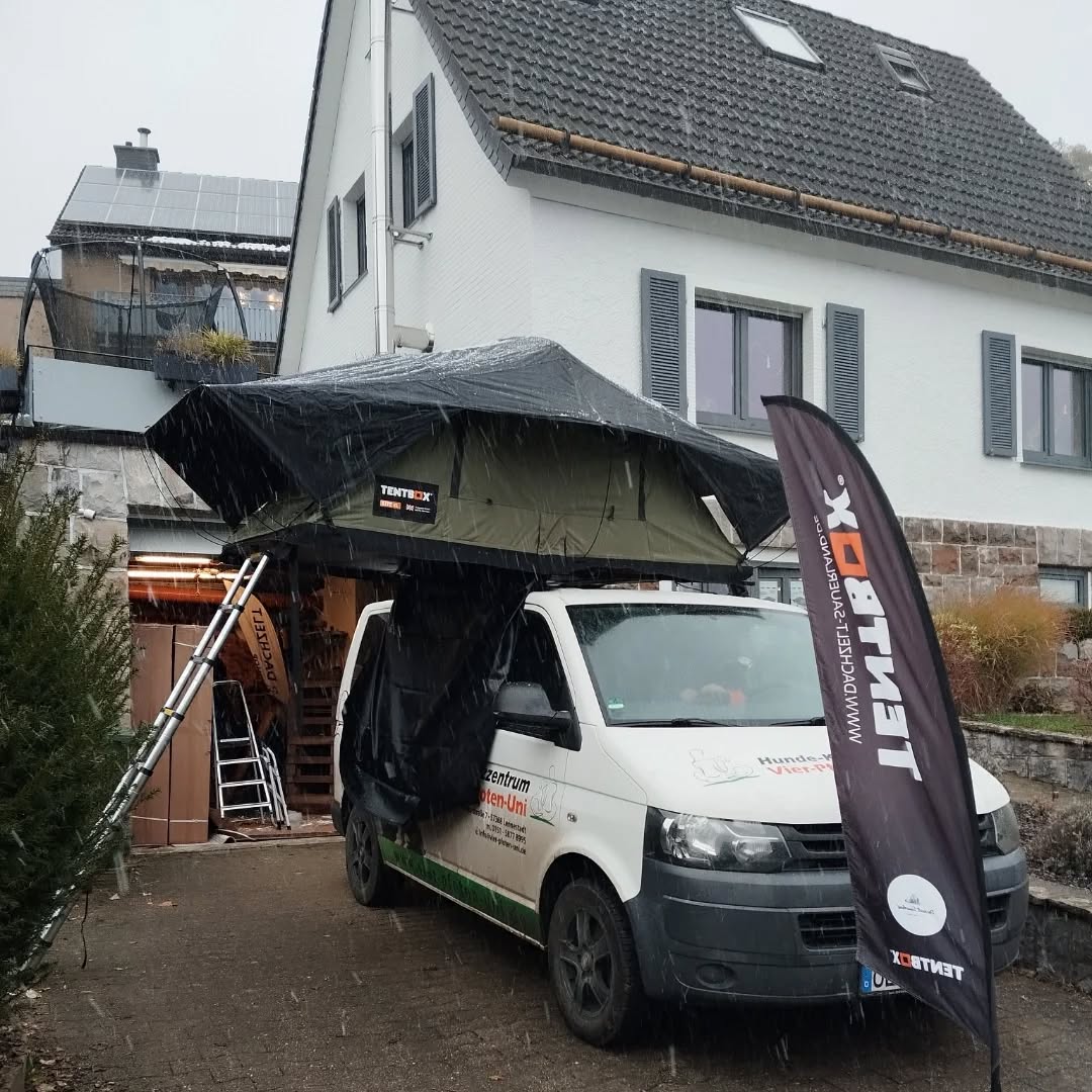 ❄️?️☃️ Der erste Schnee im Sauerland und Glückliche Kunden mit ihrem Lite XL ? Natürlich haben wir uns die Zeit genommen das Zelt einmal aufzubauen und alles in Ruhe zu erklären ? Das ganze Montiert auf einem VW Bulli ? mit Thule Dachträger System ? Nutzt auch ihr noch schnell die Black Deals ! Diese Deals sind dieses Jahr einmalig ? Schönes Wochende wünscht das Dachzelt Sauerland Team ☃️ #tentbox #dachzeltshop #vw