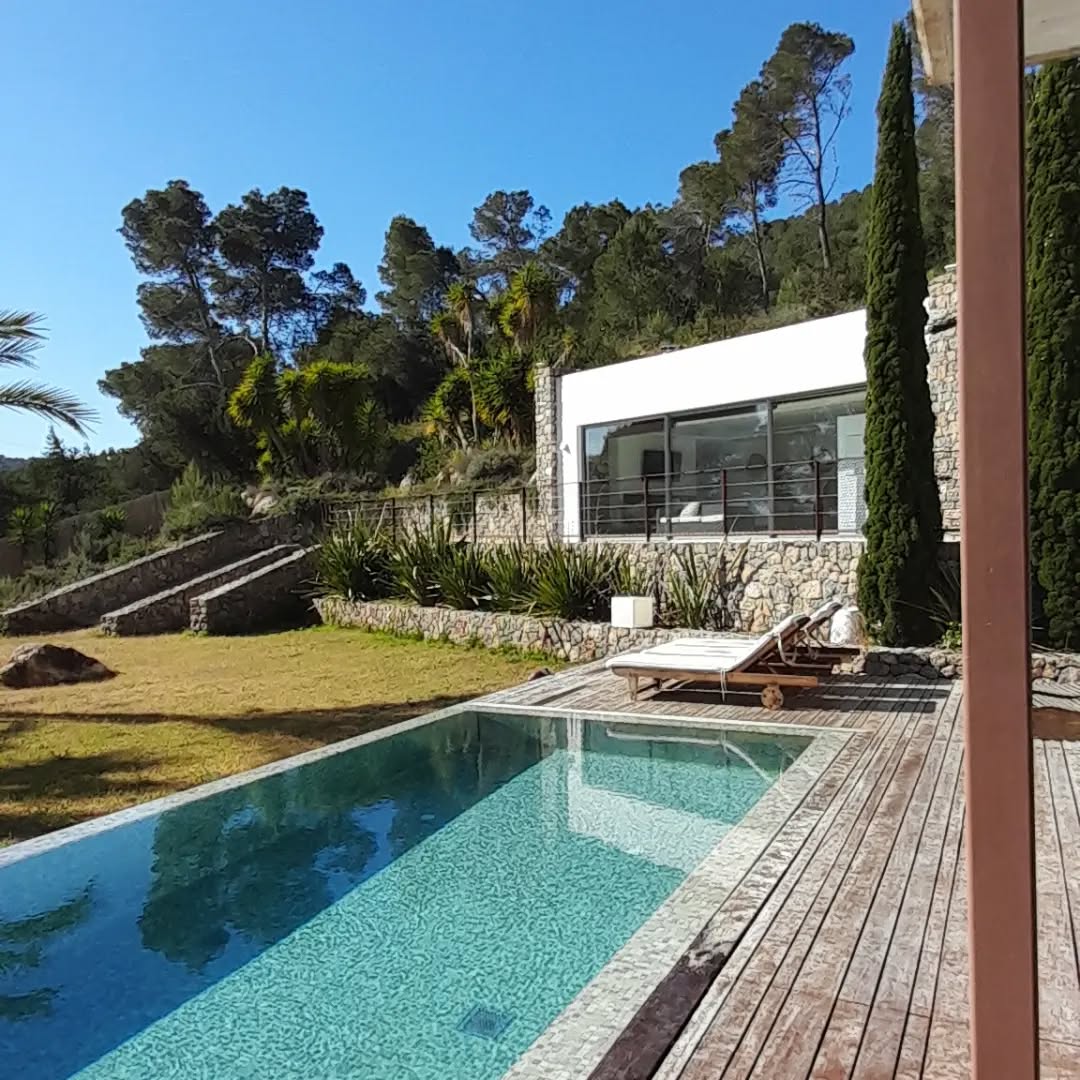 Beautifully modern, stylish, elegant, newly built five bedroom villa, located in the heart of the mountains of Ibiza, 7 minutes from Ibiza Town and close to the village of San Jose and Cala Jondal. The villa boasts 550 m2 of living space all built on one level set in 29.000 m2 of land and offers the perfect place to enjoy an incredible holiday.
.
.
#luxuryvillas #luxuryvacations #luxuryhomes #luxurylifestyle #cozyvillas #ibizavillas#ibiza #ibizainteriors #outdoorliving #uniquehomes #travelgram #2023 #villarental
