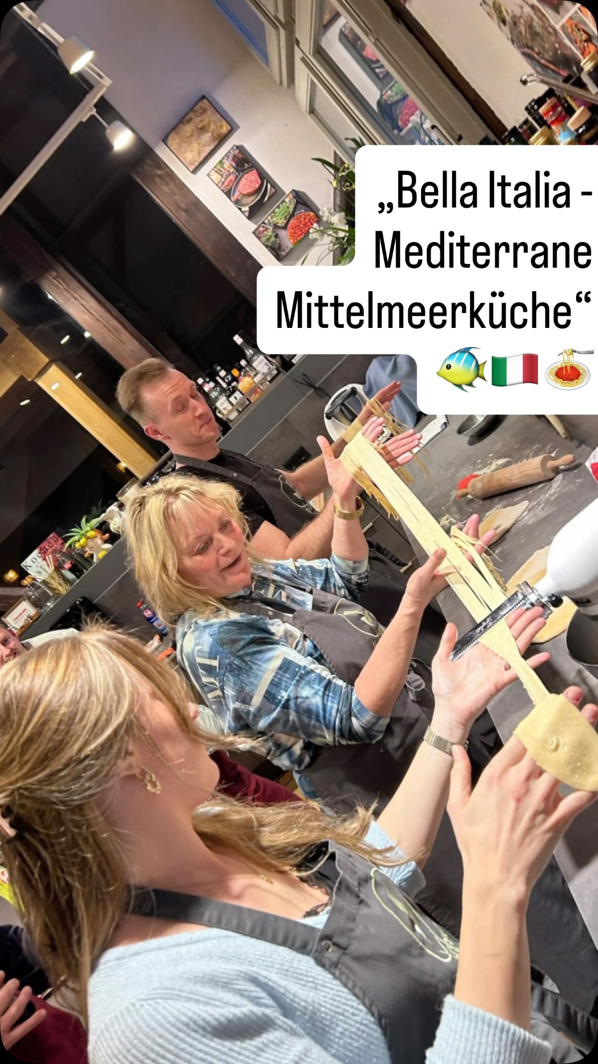 1. Bella Italia – Amore, Pasta und ganz viel Lebensfreude ???☀️
La Dolce Vita lag in der Luft! Beim privaten Kochkurs „Bella Italia“ wurde unsere Kochschule kurzerhand zur kleinen Trattoria – mit viel Leidenschaft und natürlich jeder Menge italienischem Genuss ??
Tomaten wurden gewürfelt, Pasta vorbereitet und überall duftete es nach mediterranen Kräutern. Koch Jens leitete den Kurs ganz nach dem Motto: Kochen wie in Italien, frisch und voller Geschmack. Los ging’s mit knuspriger Bruschetta, die sofort Urlaubsgefühle auf den Teller brachte. Danach wurde mit selbstgemachter Pasta alla Carbonara ein echter italienischer Klassiker zubereitet – einfach buonissimo! ?☺️?
Mit Saltimbocca alla romana kam schließlich ein Stück römische Küche auf den Tisch. Und weil ein italienischer Abend ohne Dessert undenkbar wäre, durfte natürlich auch ein himmlisches Tiramisu nicht fehlen ?
Mit viel Spaß, Liebe am Kochen und dem ein oder anderen „Mamma mia!“ wurde gerührt, geknetet, gebraten und natürlich gemeinsam genossen. Ein großes Grazie an alle, die diesen Abend zu einem echten Genussmoment gemacht haben! ?
Amore für gutes Essen? Dann schaut auf unserer Website vorbei und bucht euren nächsten Kochabend bei uns.
?? www.kochschule-sachsen.de
☎️ 037608 28481
✉️ verkauf@kochschule-sachsen.de
#kochschulesachsen #kochkurs #italienliebe #italienfood #italinischeküche