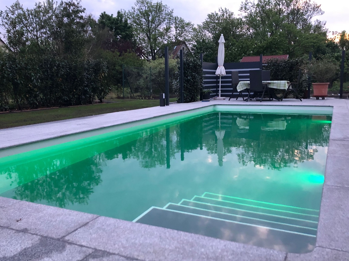 Mit der passenden Beleuchtung bekommt euer Pool abends nochmal eine ganz andere Atmosphäre - ruhig, entspannend oder richtig stimmungsvoll. 💧✨
Gute Planung hört nicht beim Becken auf - Licht macht den Unterschied!
#poolbeleuchtung #poolbau #schwimmteich #swimmingpool #gartenteich #planung #umsetzung #beleuchtung #gartenlandschaftsbau